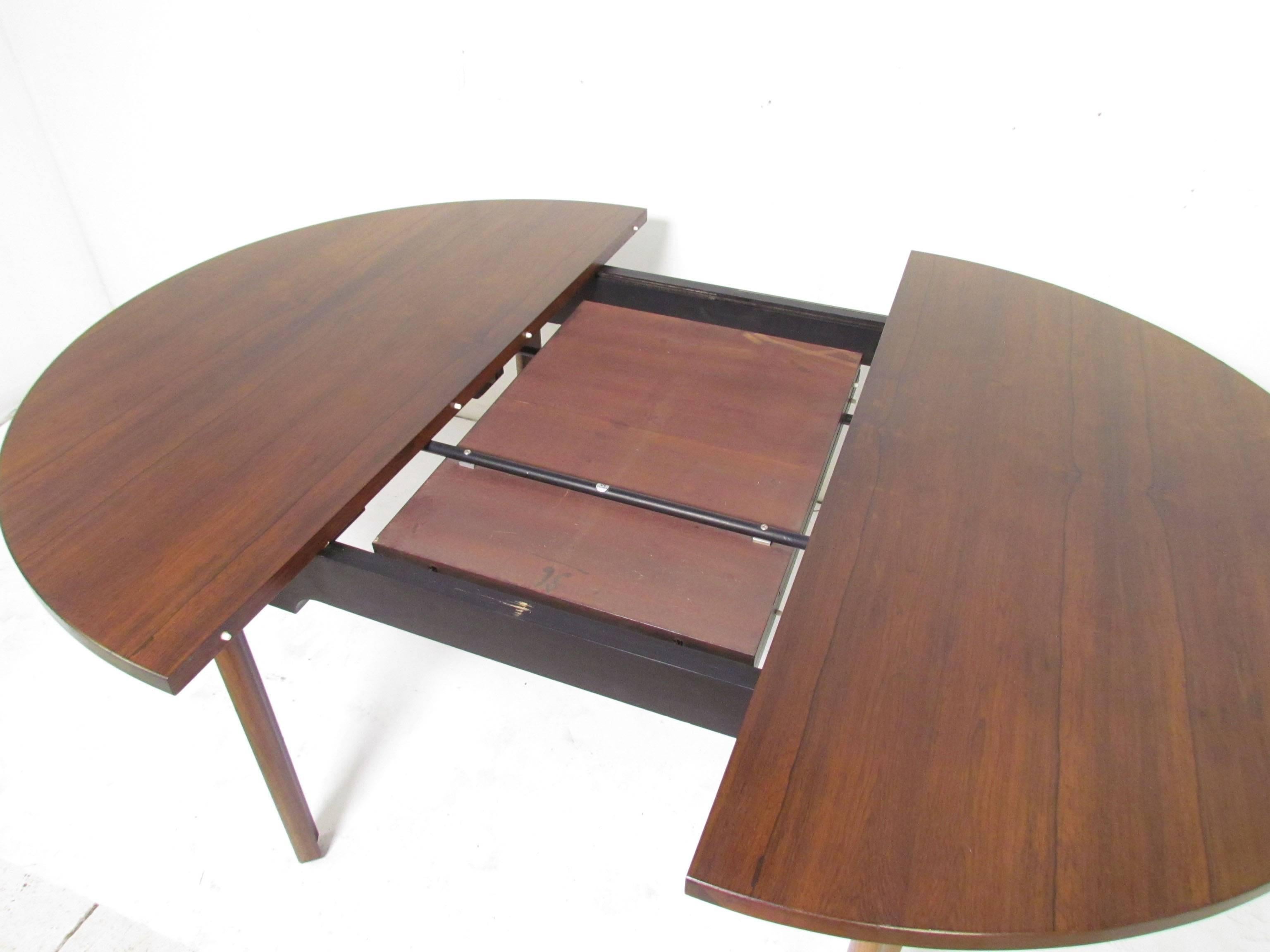 Stildomus Round Rosewood Dining Table with Butterfly Leaf, Italy, circa 1960s In Good Condition In Peabody, MA