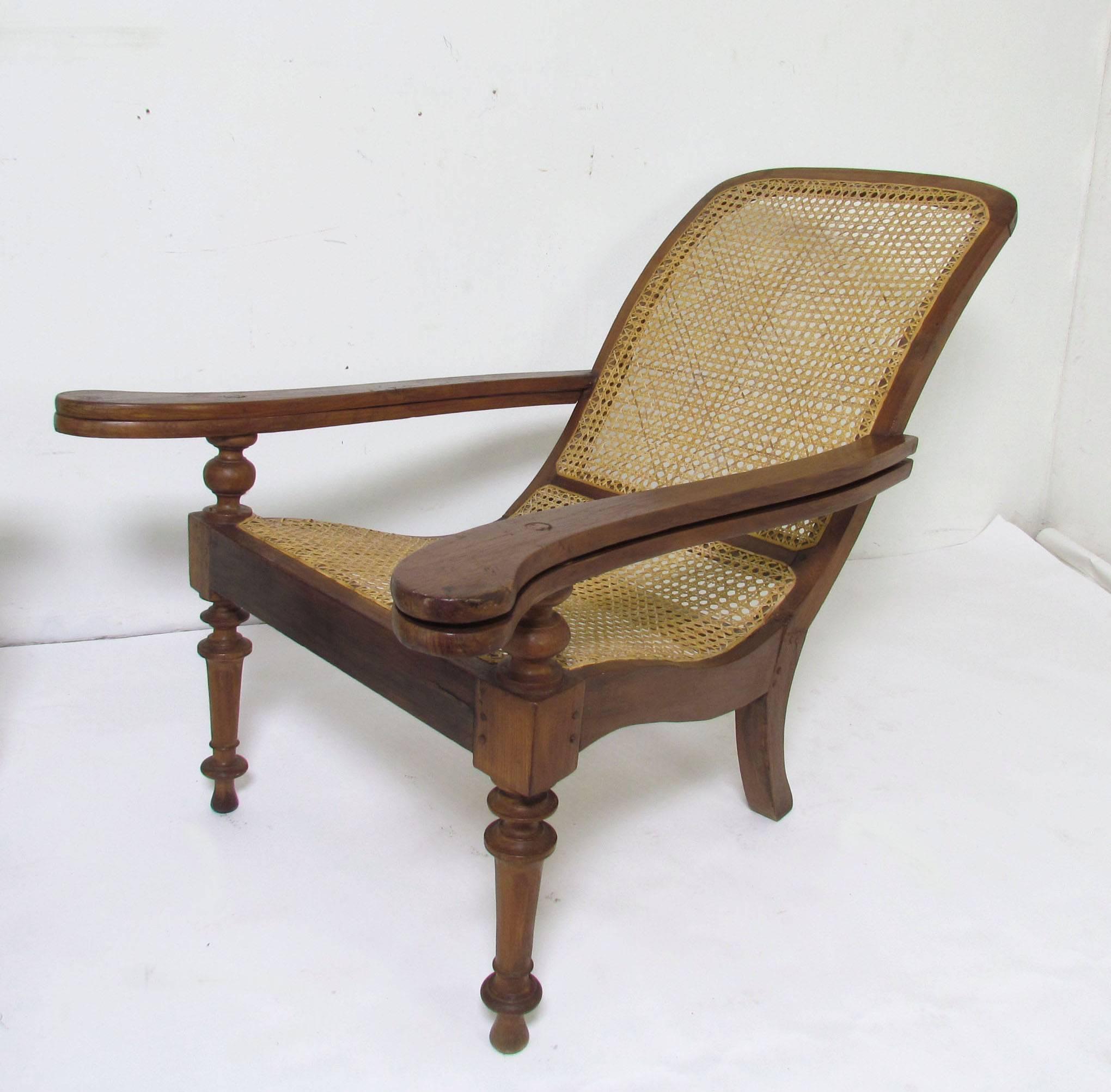 Antique Anglo-Indian long paddle arm plantation lounge chair, circa late 19th century. Retains its 