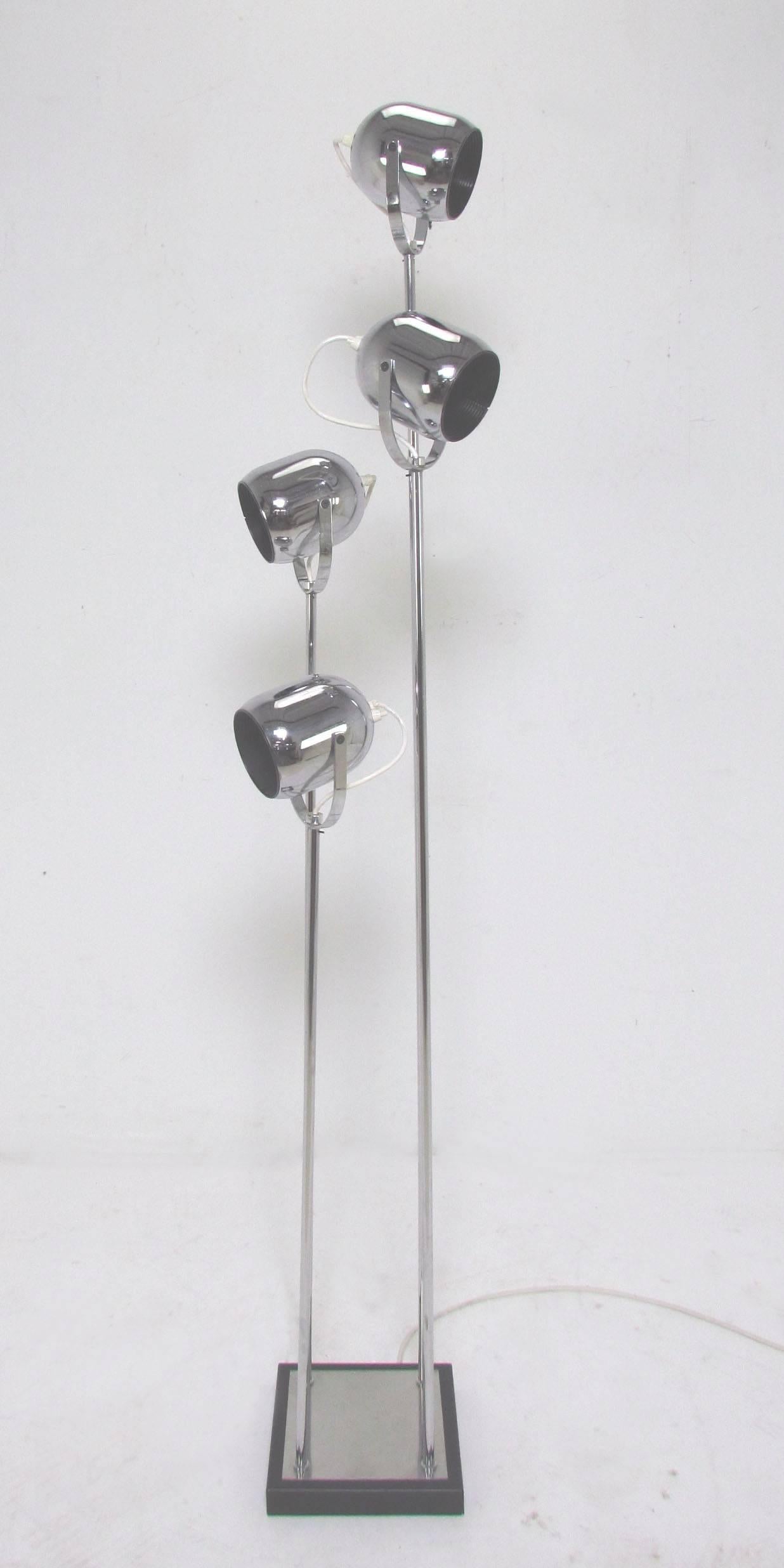 Floor lamp with four adjustable pivoting spot lights in chromed steel, signed Reggiani, Italy, circa 1970s.

Approximately 65