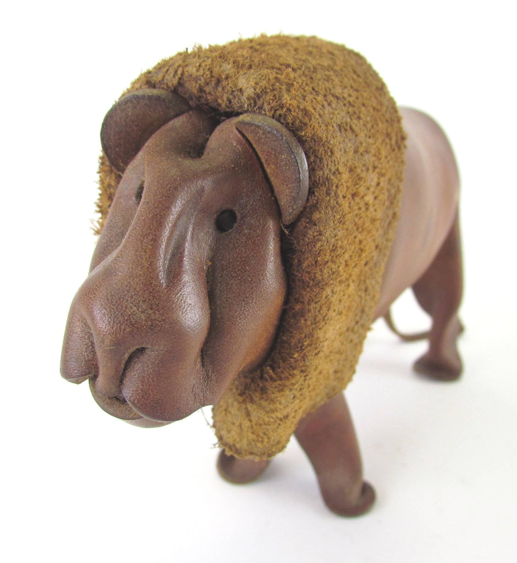 Handcrafted leather lion by Deru, Germany, circa 1960s. Deru created its creatures from a single piece of leather, through precision cutting and folding. Signed on foot.

Measure: 9