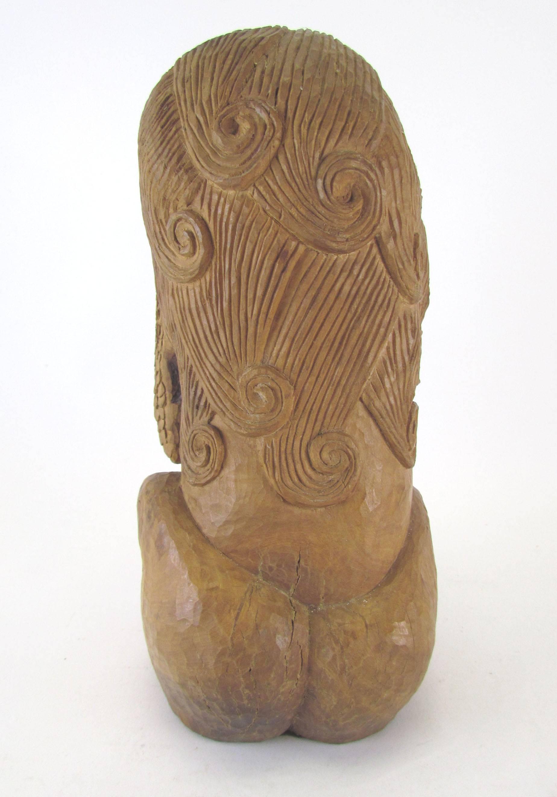 Sculpté Sculpture en bois sculpté du milieu du siècle représentant une forme féminine par Diane Derrick en vente