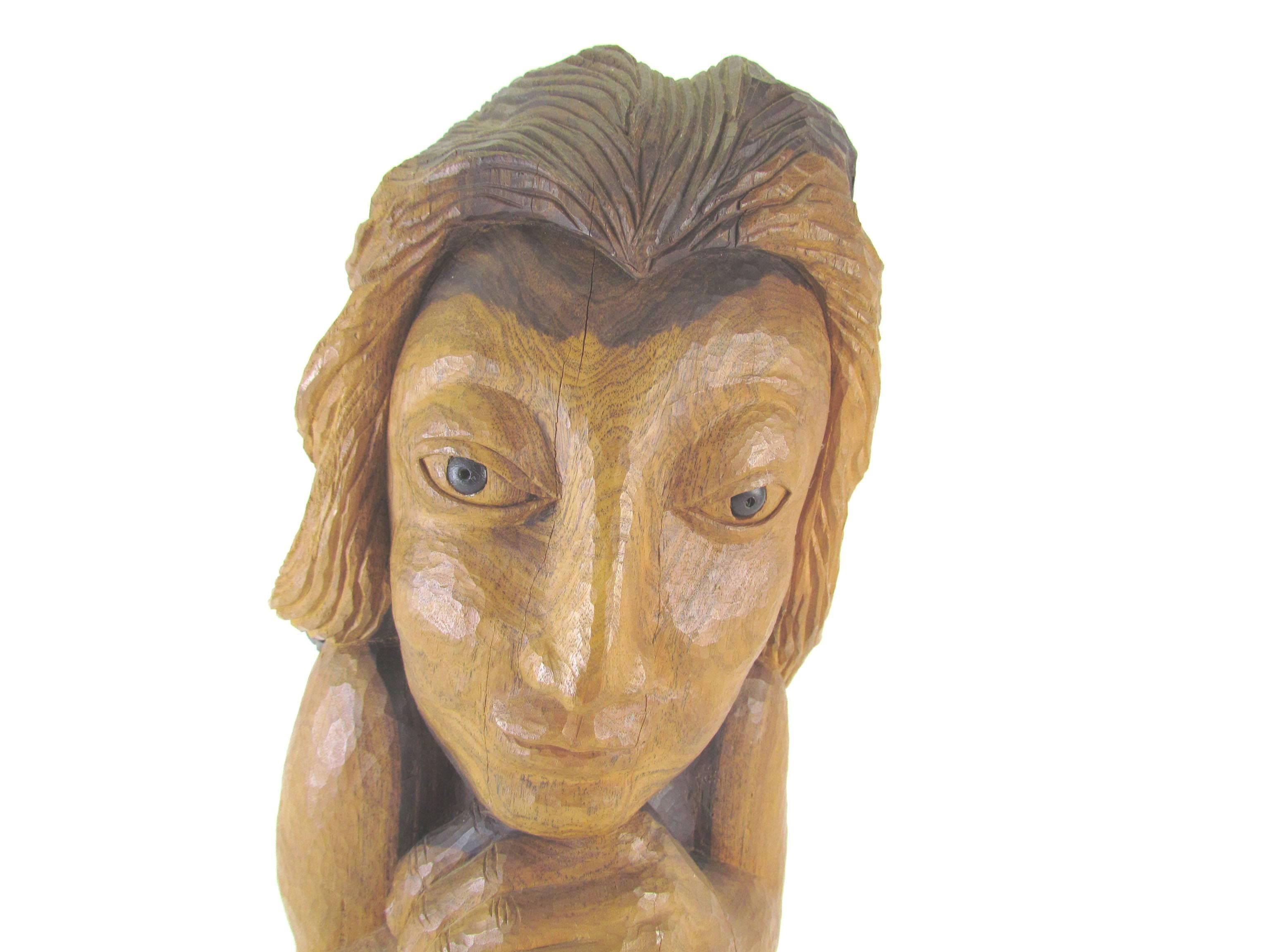 Sculpture en bois sculpté d'une forme féminine intitulée 