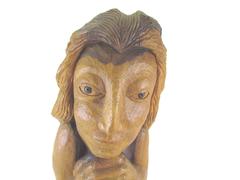 Geschnitzte Holzskulptur aus der Mitte des Jahrhunderts mit dem Titel Miss Num von Diane Derrick