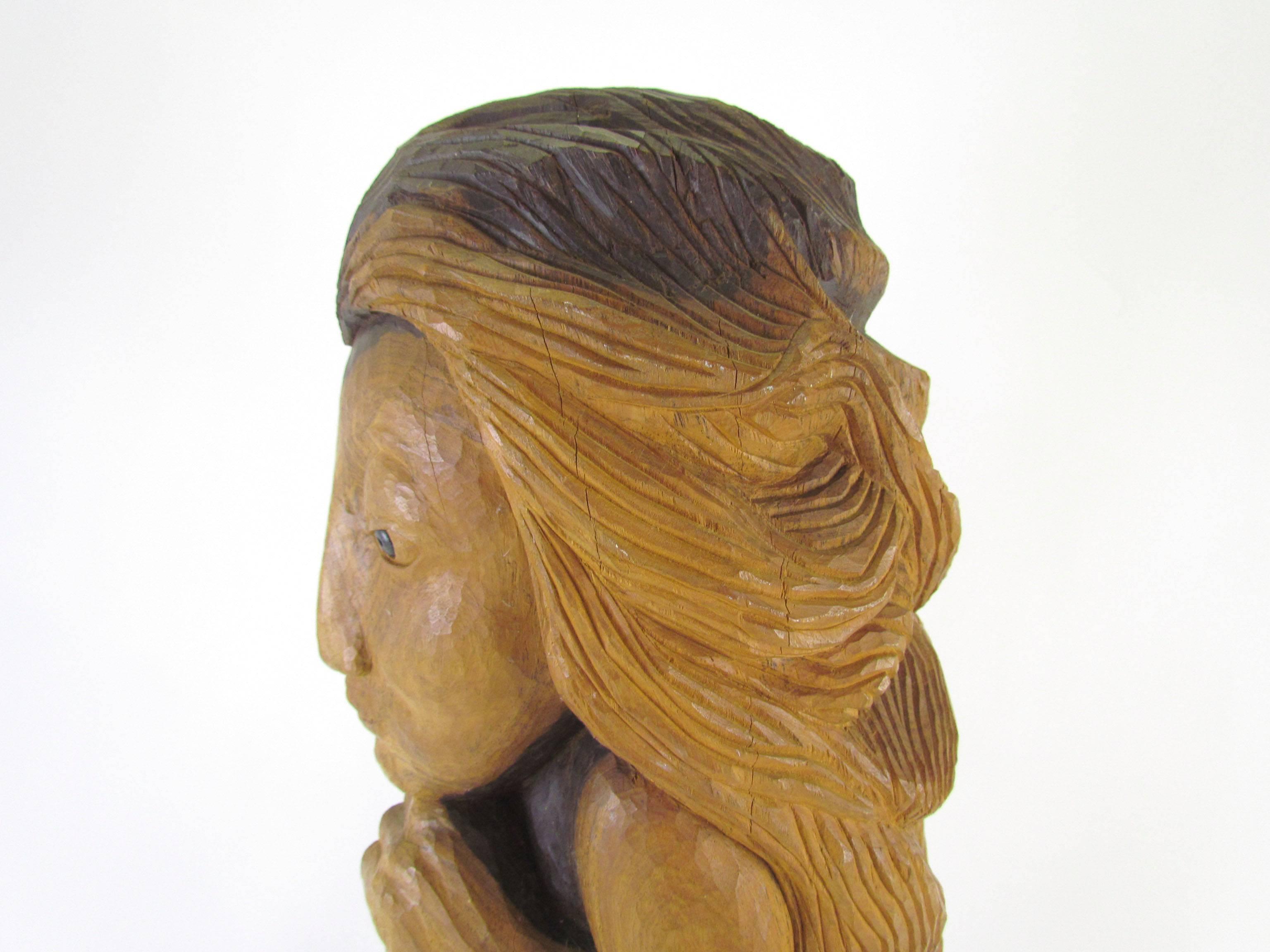 Américain Sculpture en bois sculpté du milieu du siècle dernier intitulée Miss Num de Diane Derrick en vente