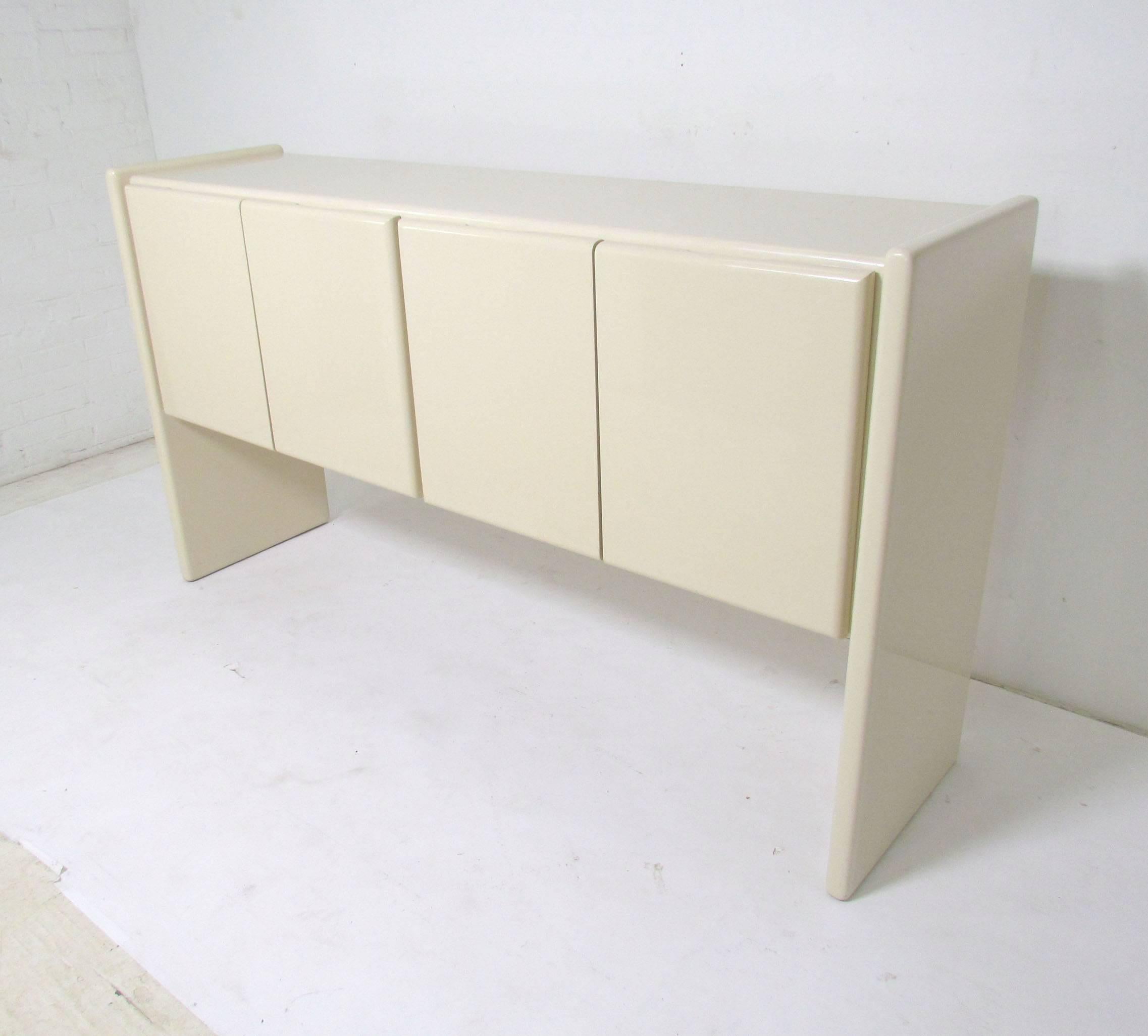 Mid-Century American modern sideboard by Milo Baughman for Thayer Coggin in original ivory high gloss lacquer finish, circa 1970s.