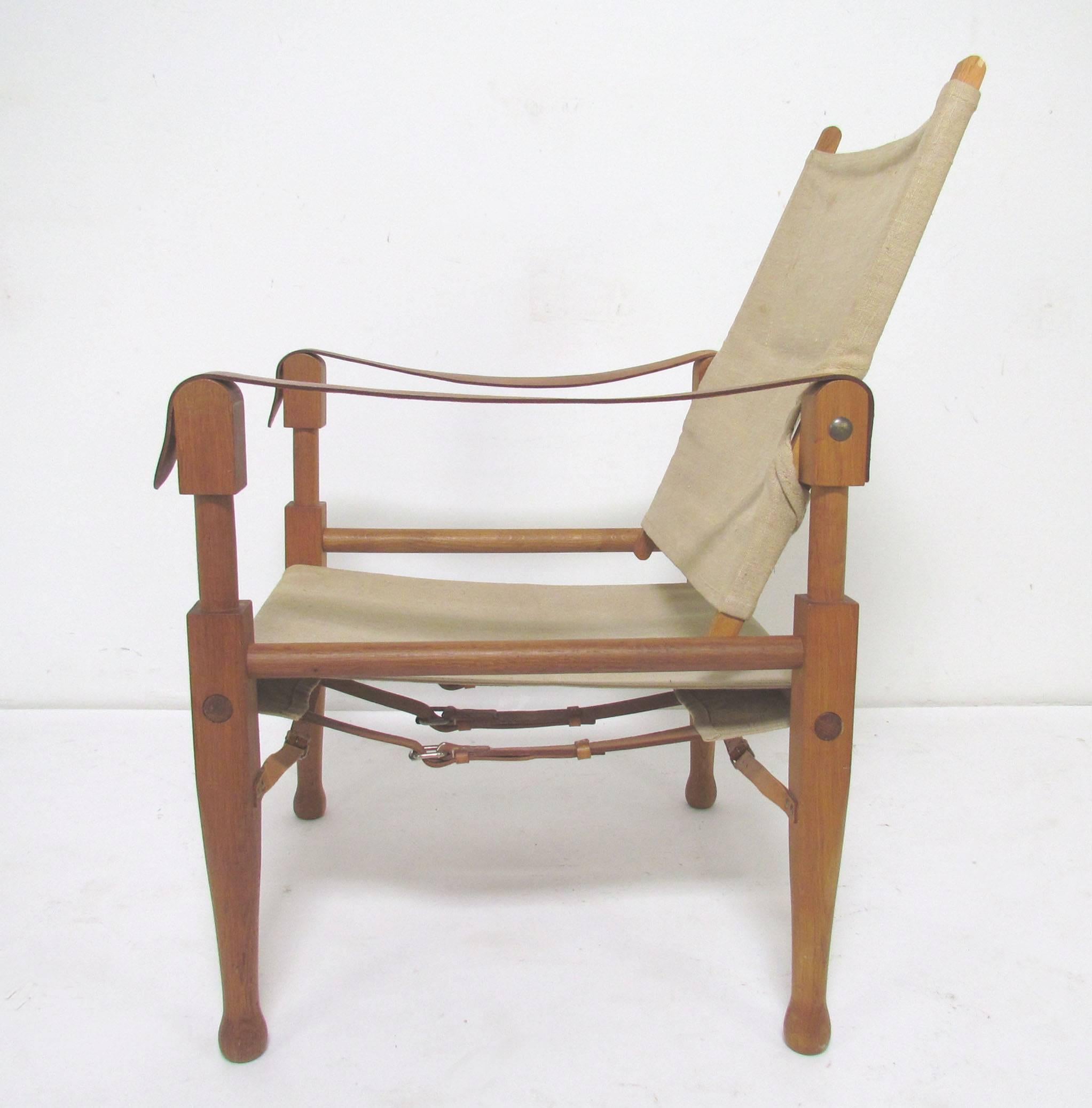 Safari sling chair by Wilhelm Kienzle for Wohnbedarf, made in Switzerland, circa 1960s. Reinforced canvas seat and back with strap leather arms.
   