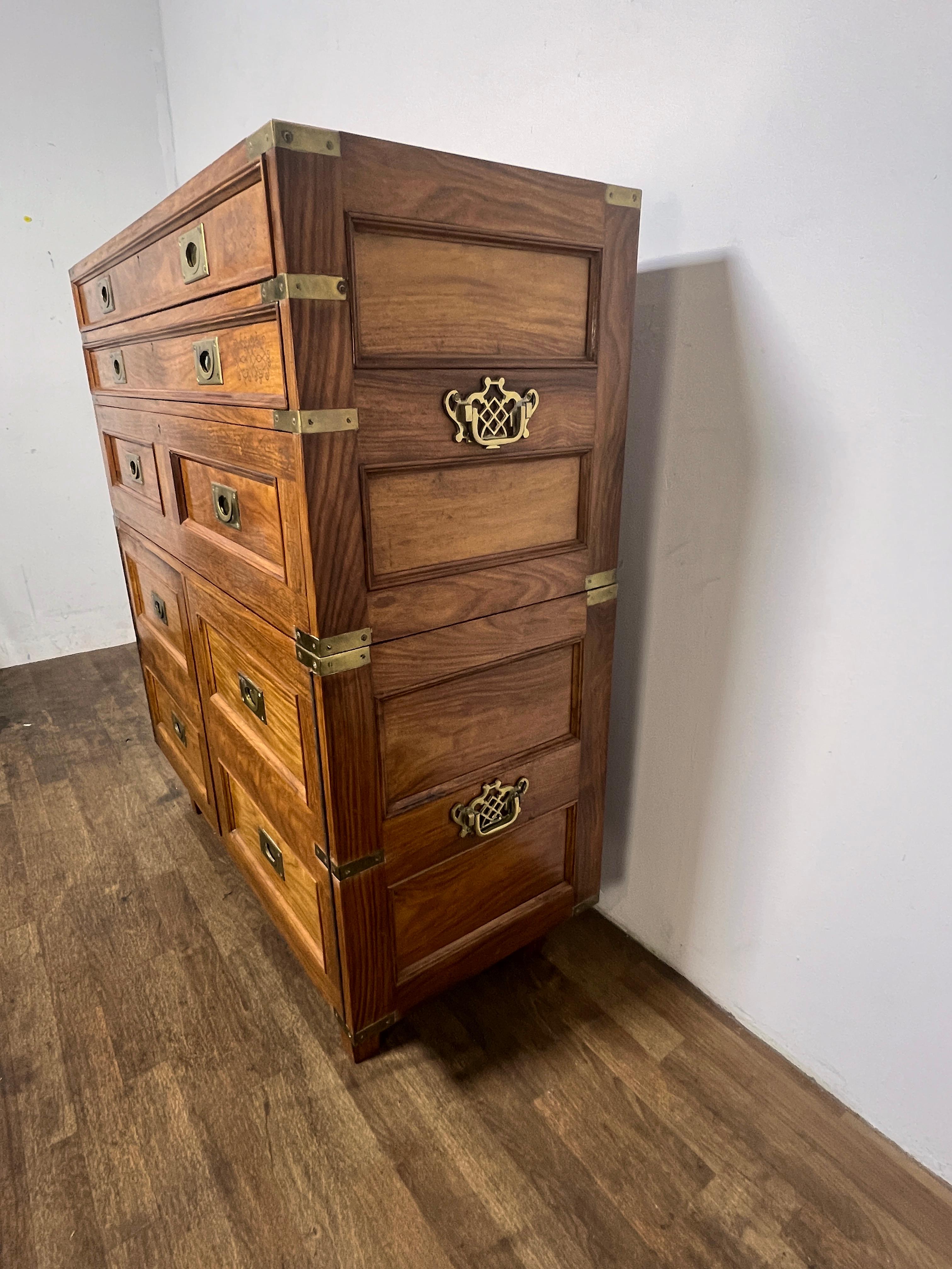 Milieu du XXe siècle Coffre de style Campaigner avec incrustation en laiton Circa 1960s en vente