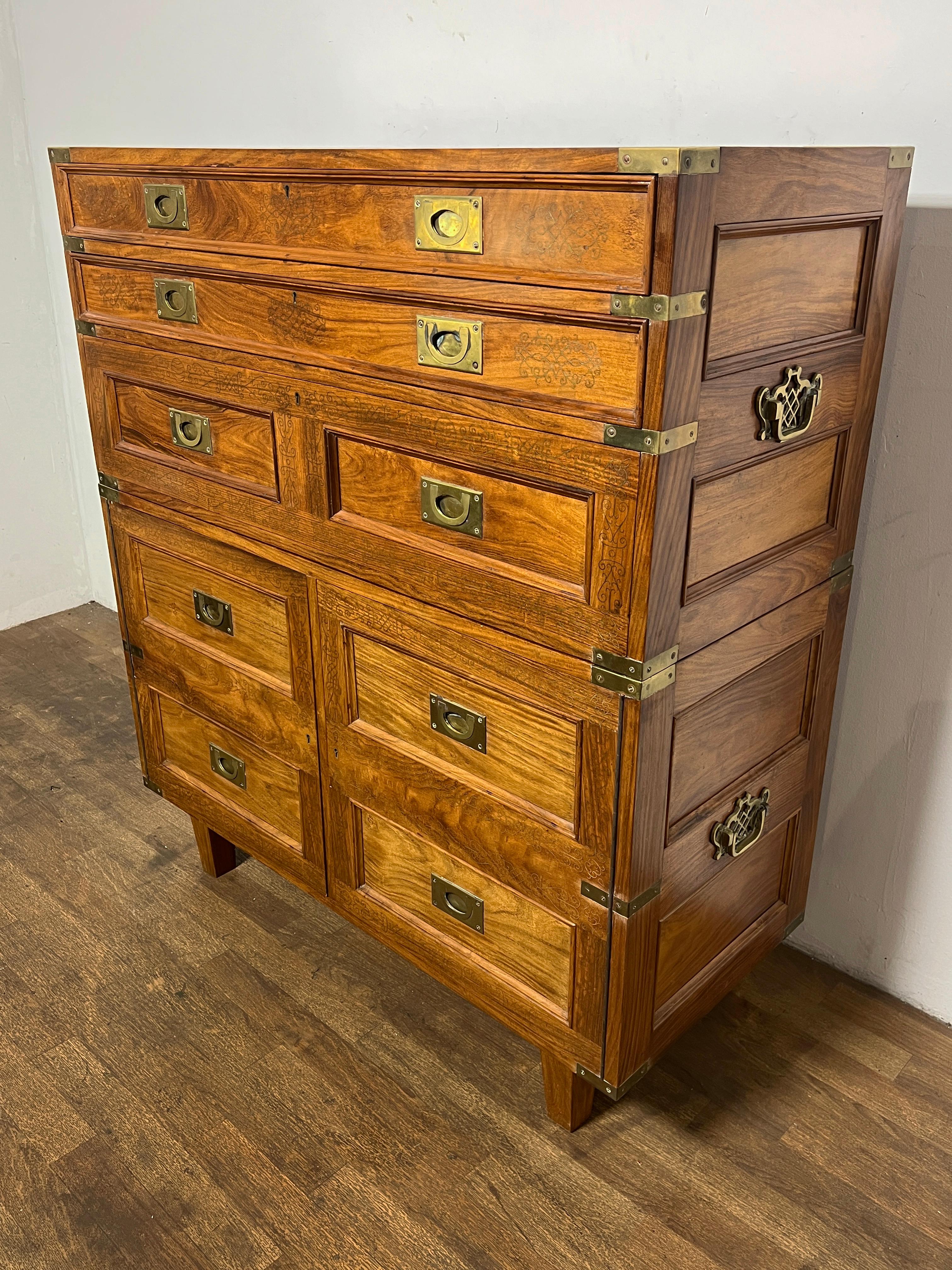 Commode de campagne en bois de rose anglo-indien du milieu du siècle, en deux parties, de la célèbre maison M. Hayat & Bros. de Peshawar, au Pakistan. Conçu à l'origine comme un buffet et un coffre à argenterie, il pouvait servir à diverses fins