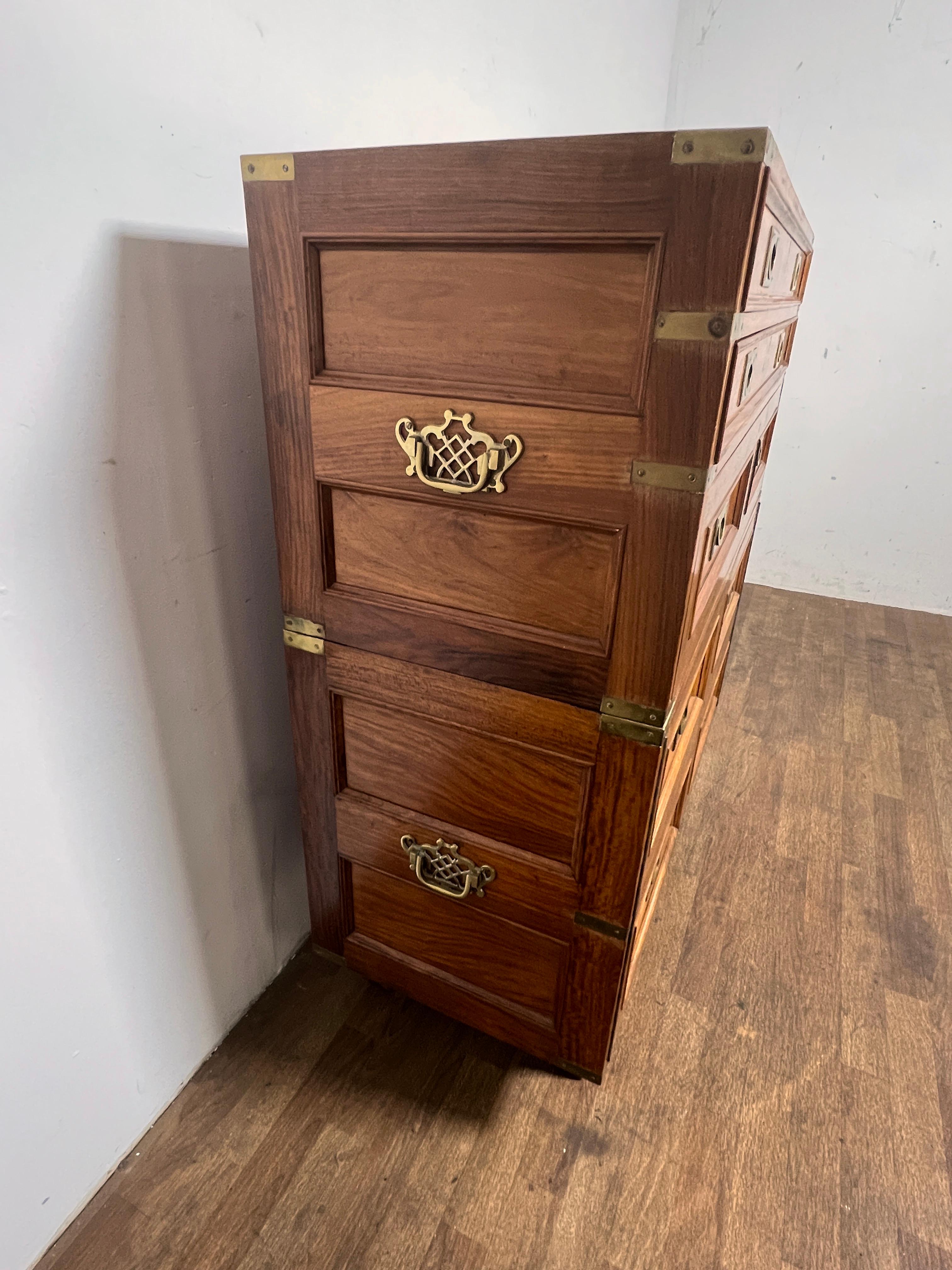 Coffre de style Campaigner avec incrustation en laiton Circa 1960s en vente 1