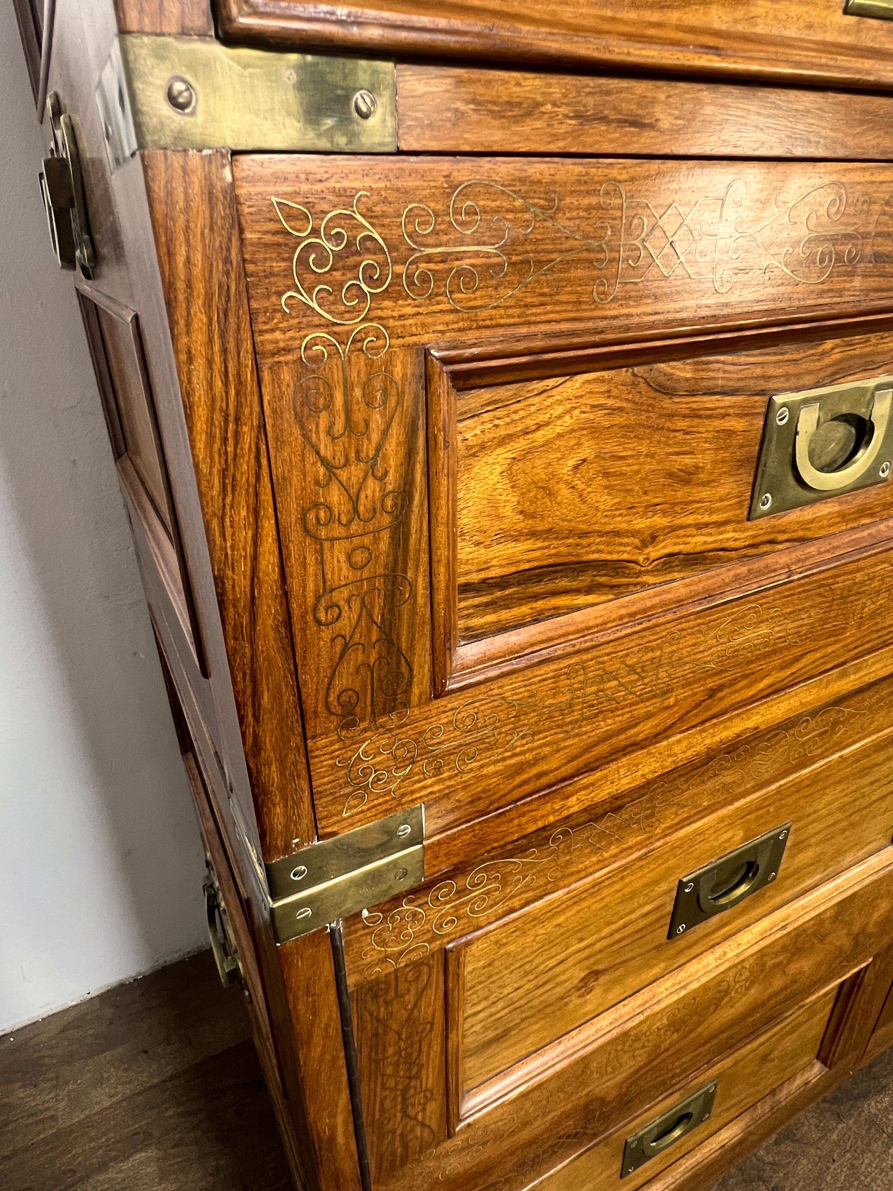 Coffre de style Campaigner avec incrustation en laiton Circa 1960s en vente 5