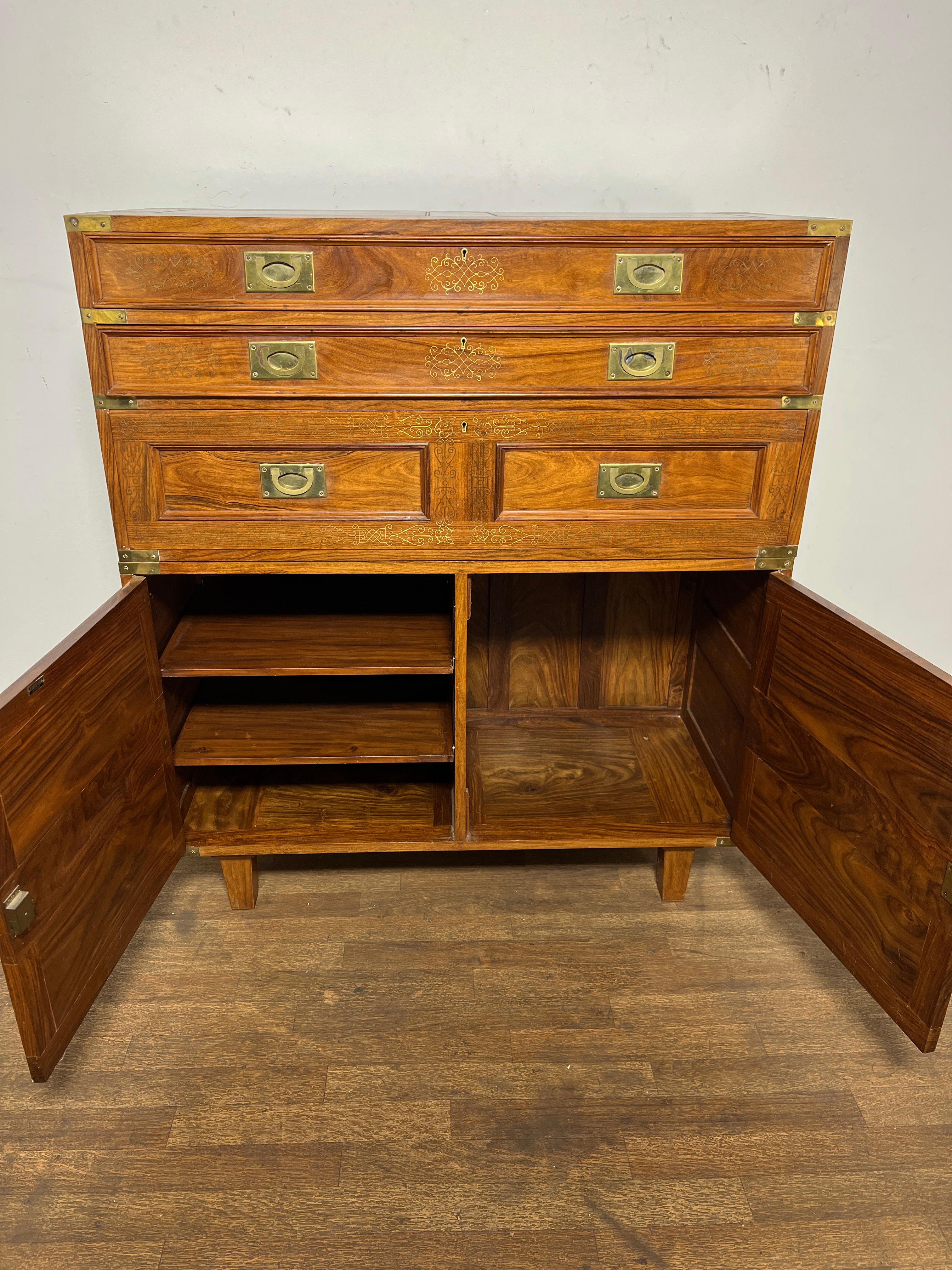 Coffre de style Campaigner avec incrustation en laiton Circa 1960s en vente 7