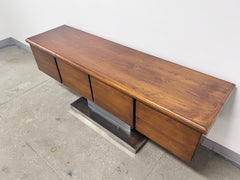 Credenza in stile Warren Platner, in noce e alluminio lucido, in stile "Space Age", anni '70 circa