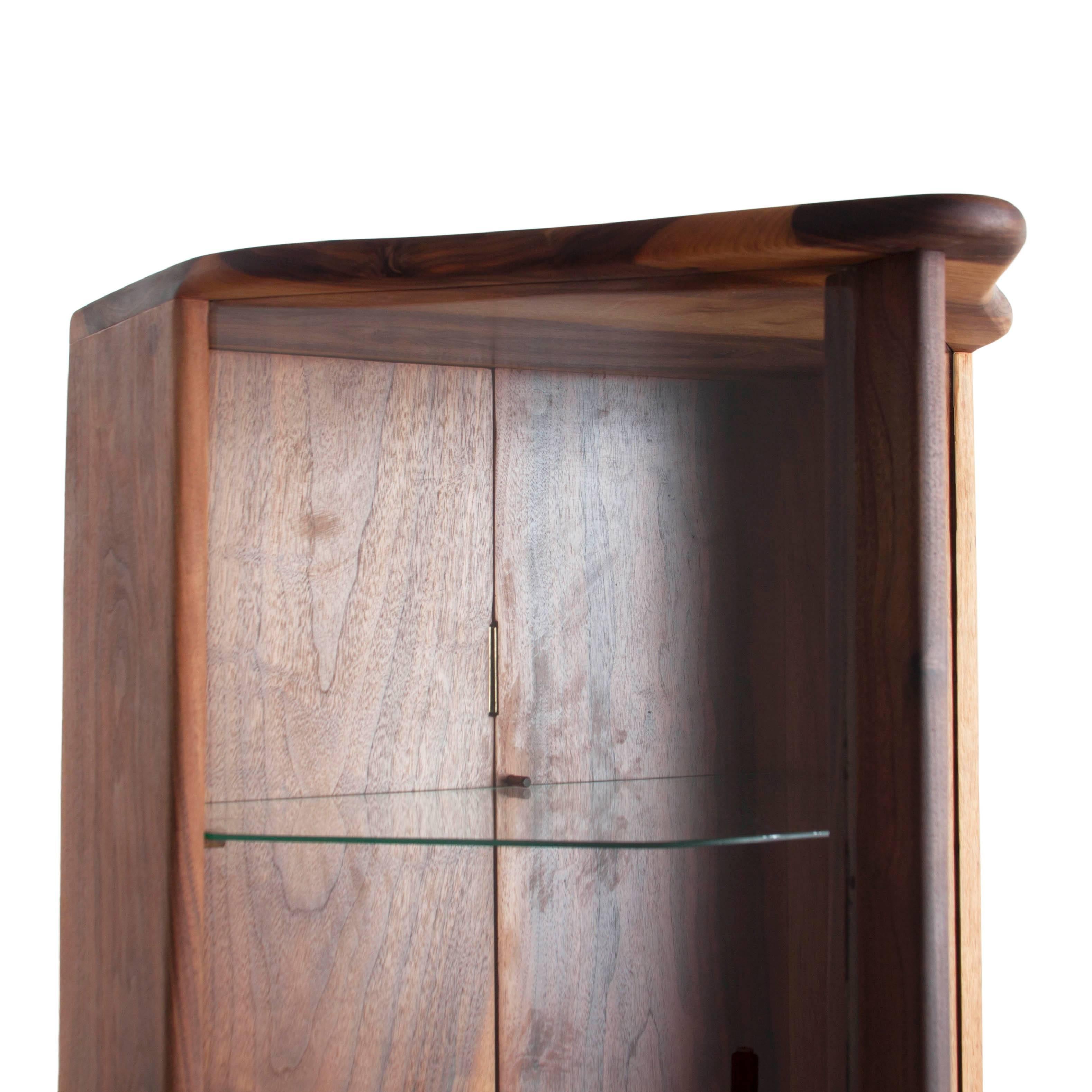 Mid-Century Modern Angular Walnut Curio Cabinet In Good Condition For Sale In Los Angeles, CA