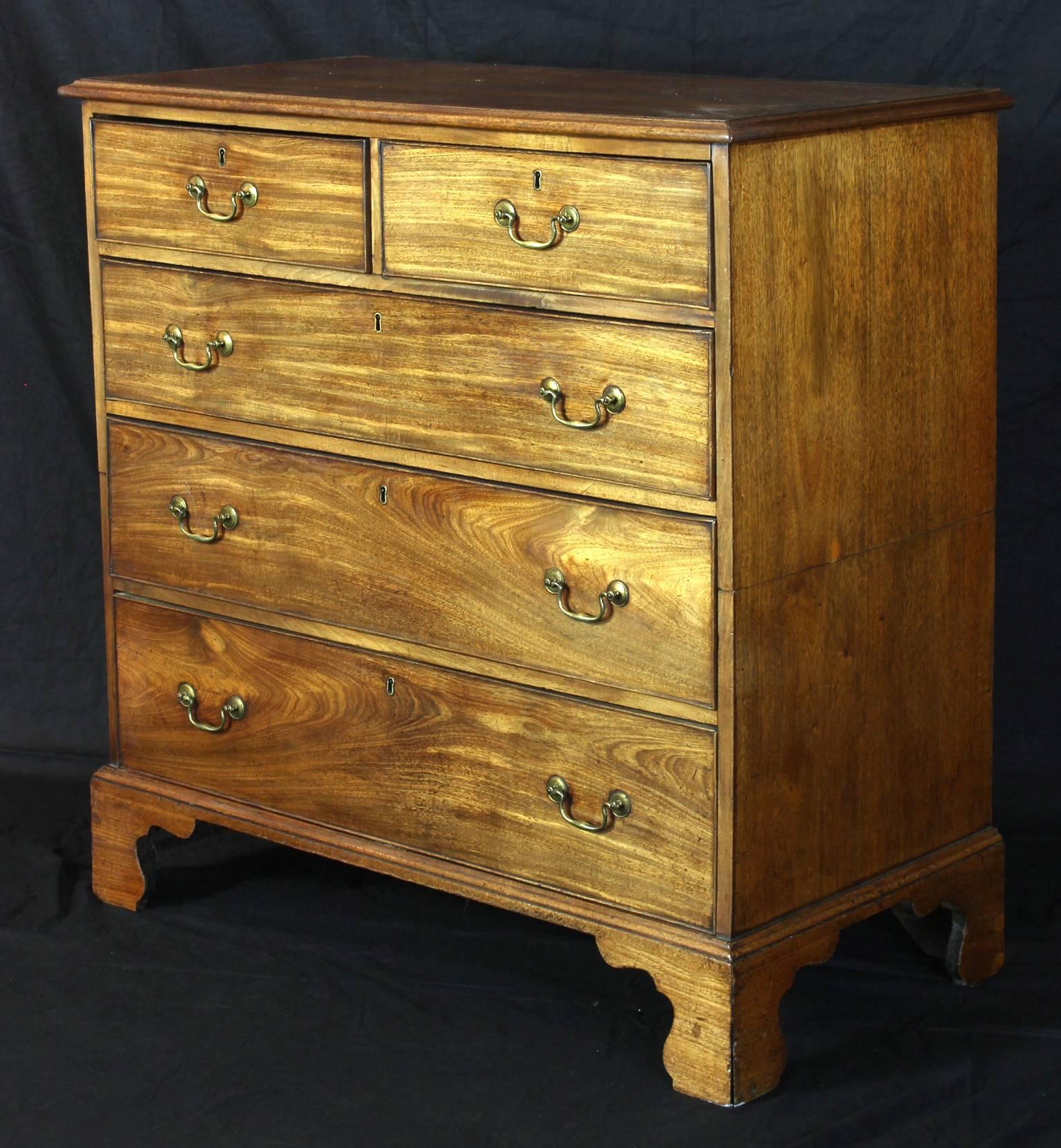 George III Mahogany Chest of Drawers In Good Condition In Kilmarnock, VA