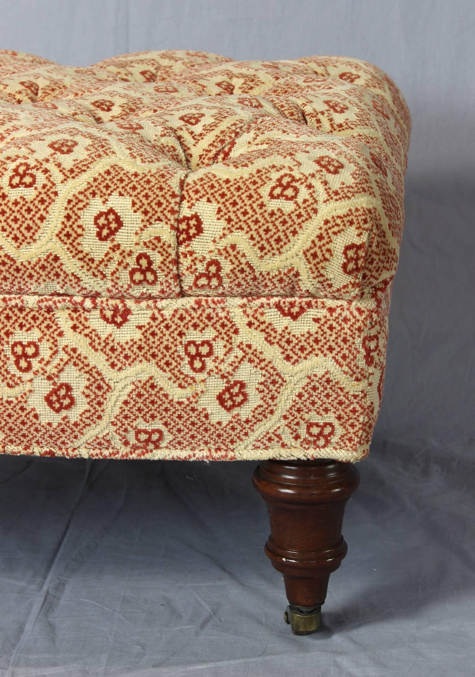 Small Buttoned Footstool or Ottoman In Excellent Condition In Kilmarnock, VA