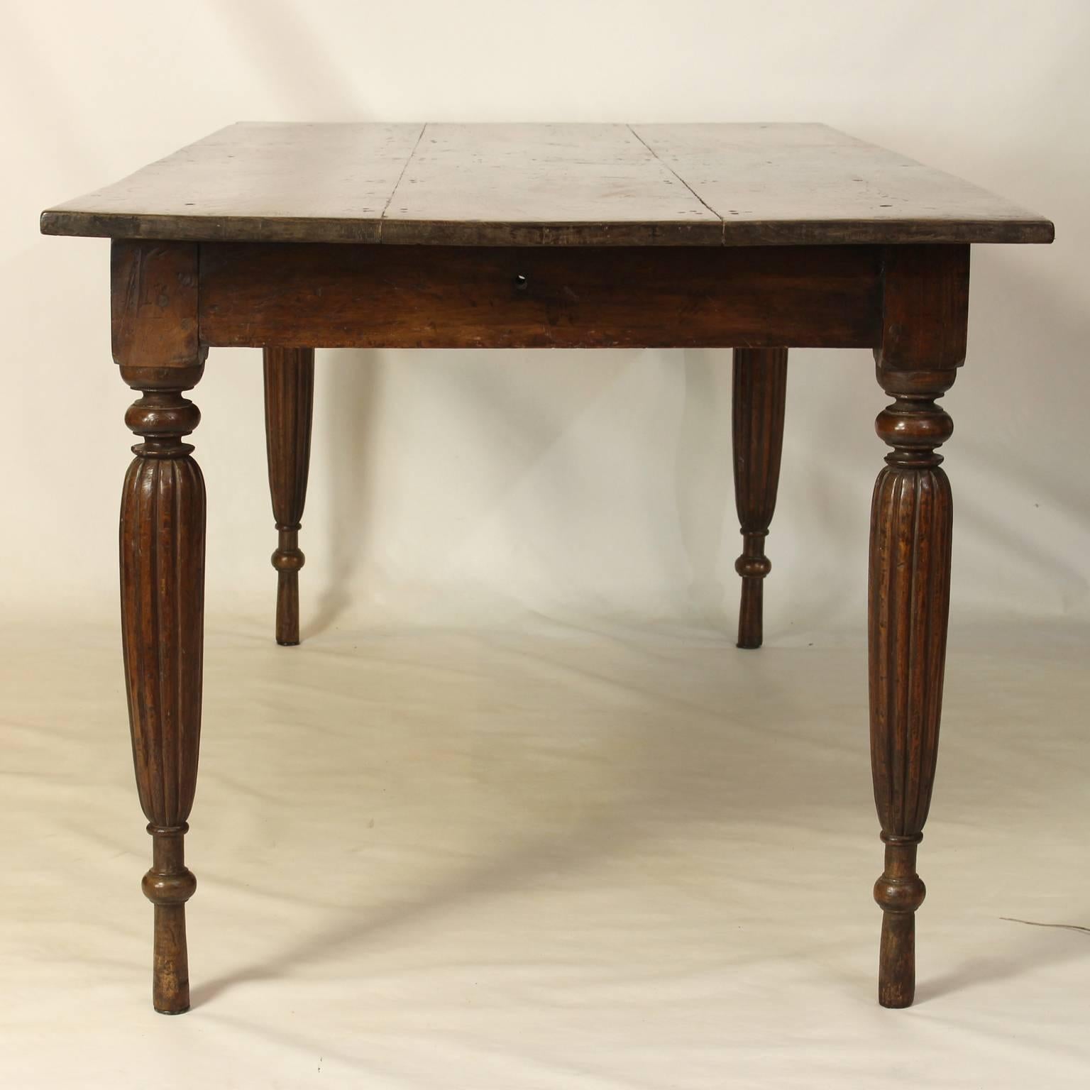 Late 18th Century English Elmwood Farm Table In Excellent Condition In Kilmarnock, VA