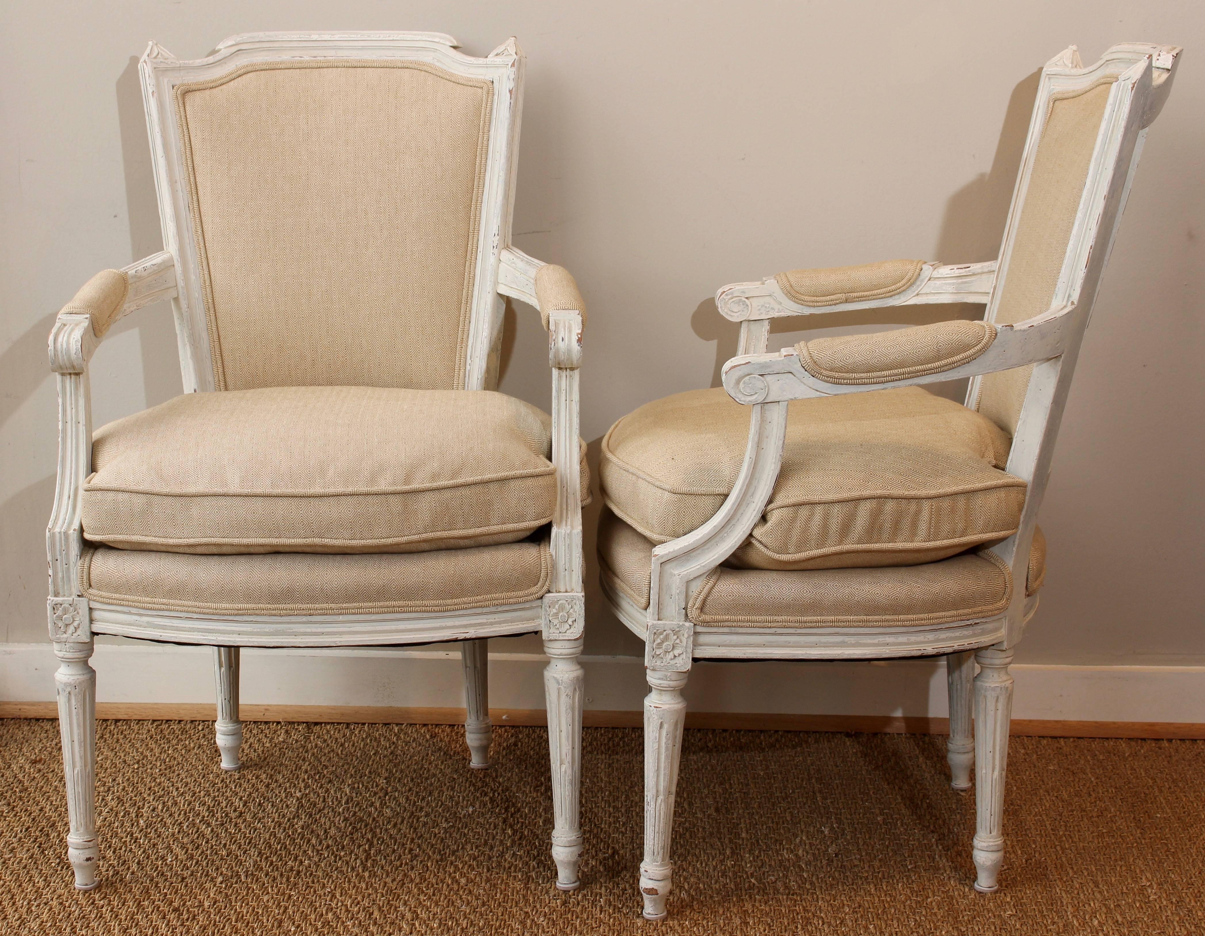Pair of Painted French Fauteuils In Excellent Condition In Kilmarnock, VA