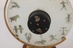 Horloge de table Art déco ornée de symboles du zodiaque. Angleterre, vers les années 1930-1940.