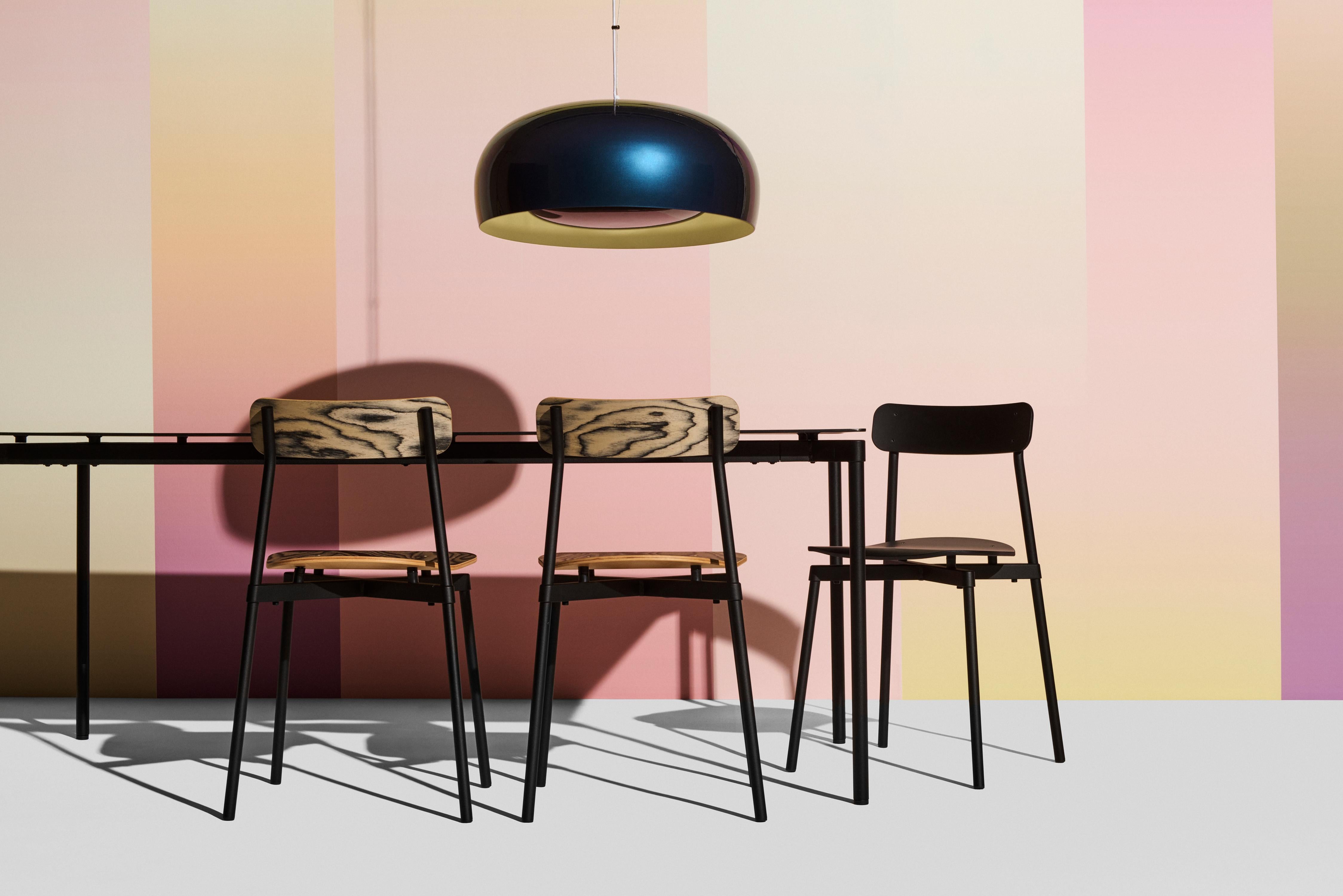 La collection Brush est née lors d'un atelier au Vietnam avec la société Hanoia lorsque le designer Pierre Charrié a exploré l'univers des objets laqués. Un métier qui nécessite d'utiliser la couleur comme élément essentiel d'un objet, en trouvant