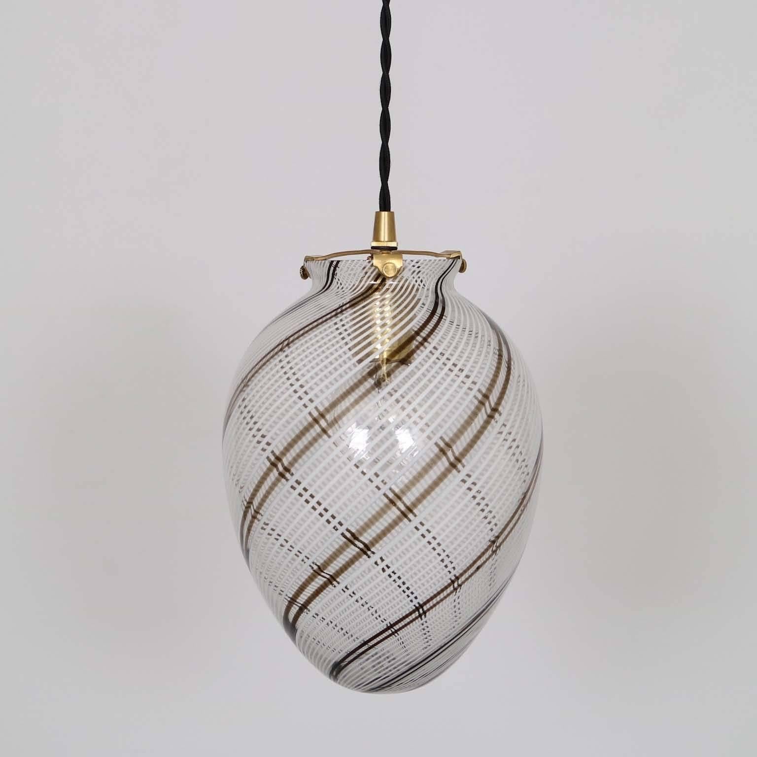 A 1960s Murano glass egg shaped pendant by Venini, with spiral bands in brown and white. Includes three arm brass mount. The length of the electrical cable can be altered upon request. Very good vintage condition, wear consistent with age and use.