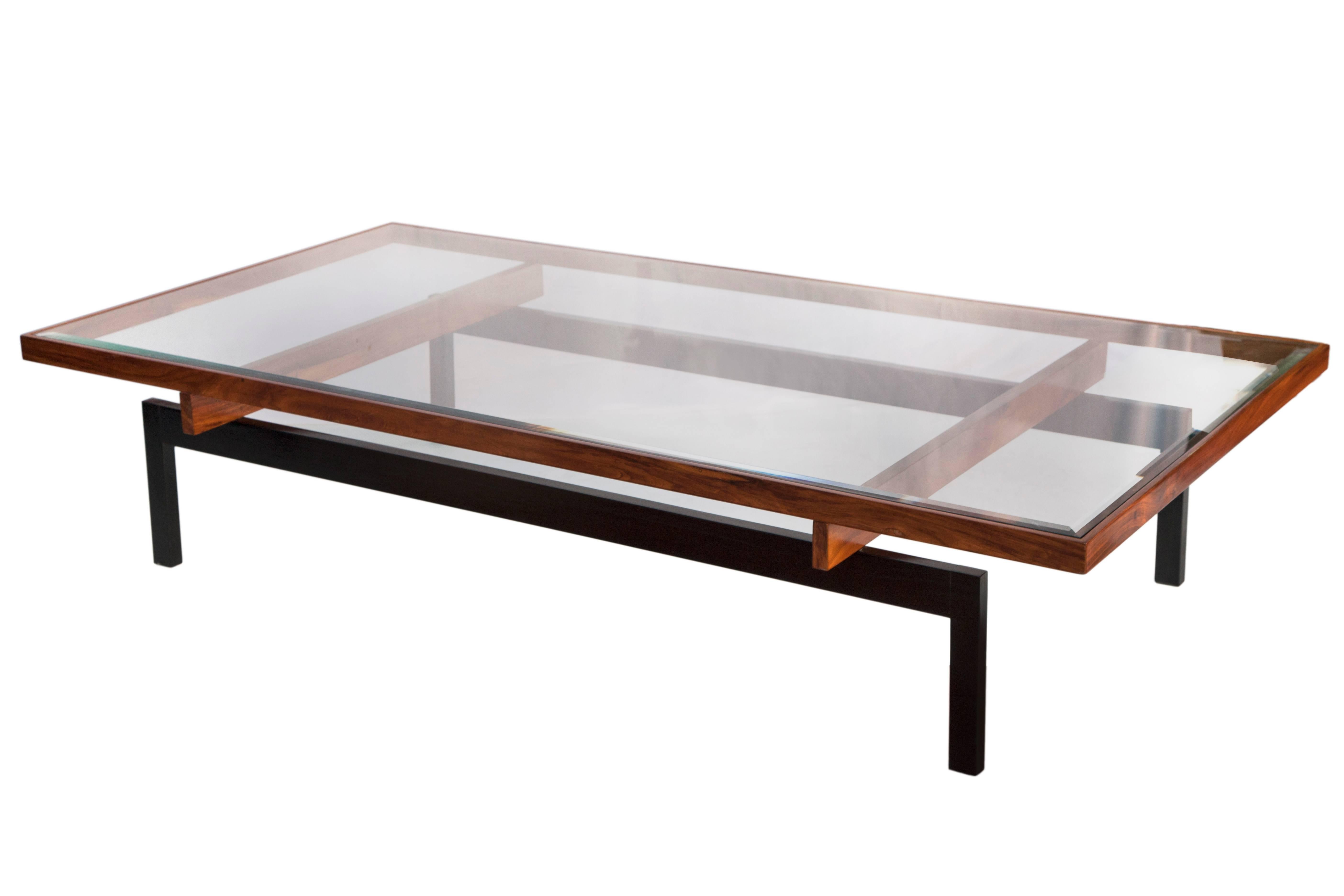 A 'Duas Cores' (two colors) coffee table, produced circa 1950s in Brazil by furniture company Branco & Preto, with glass top against modern linear bicolored base. Very good vintage condition.

10903
