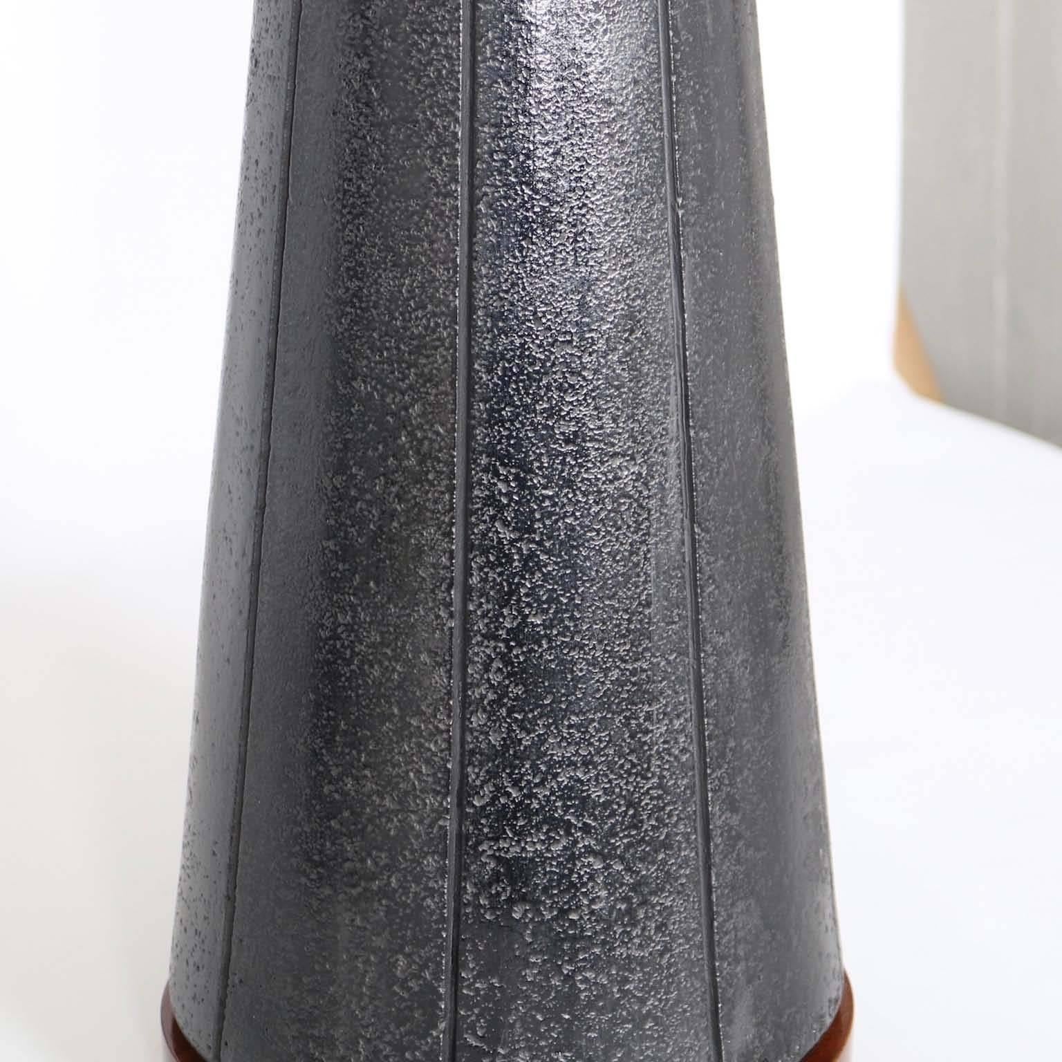 Pair of Mid-Century Modern Black Ceramic and Walnut Lamps by Quartite Creative In Excellent Condition In New York, NY