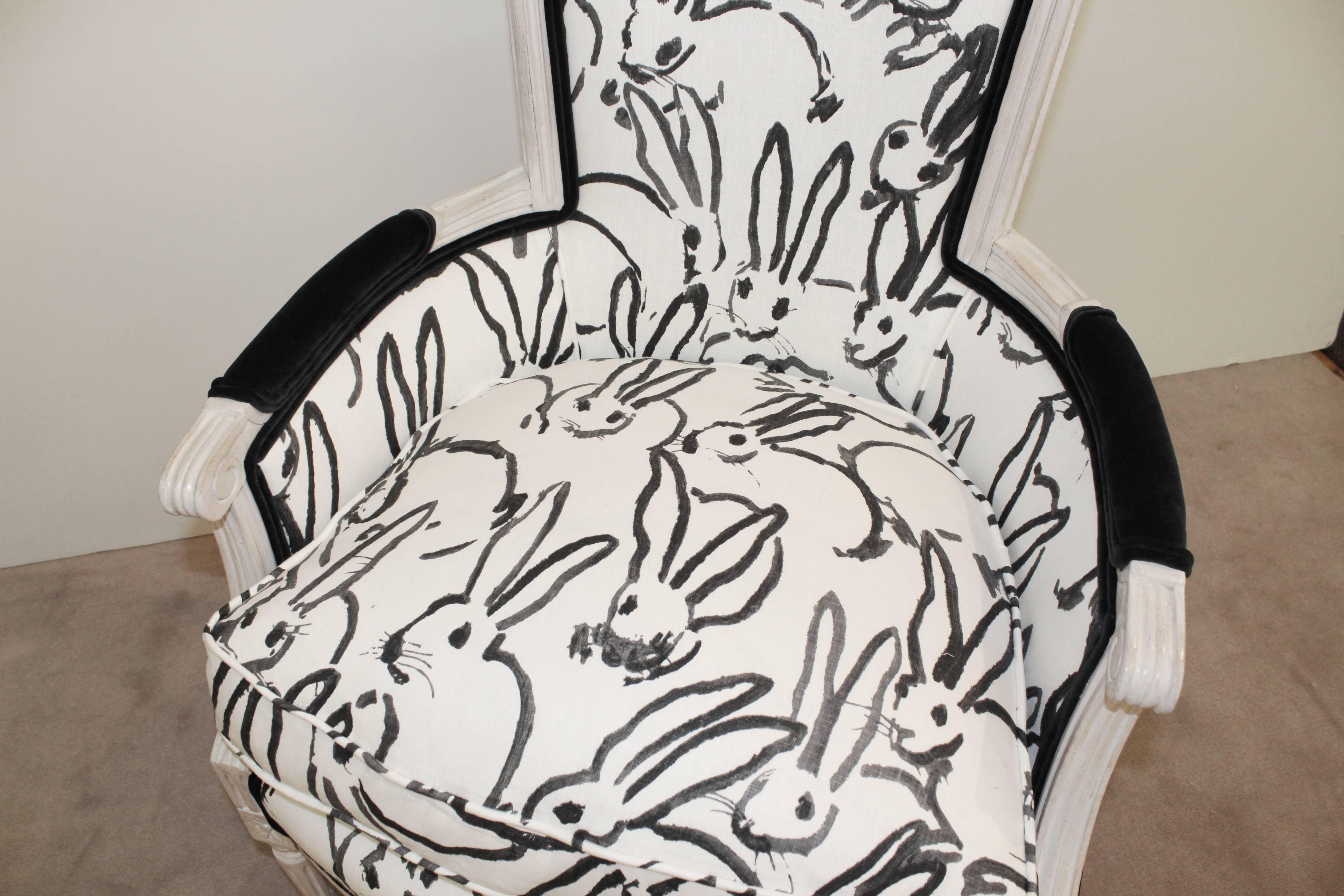 Pair of French Hollywood Regency Bergeres with Hunt Slonem 'Bunnies' Fabric In Excellent Condition In Astoria, NY
