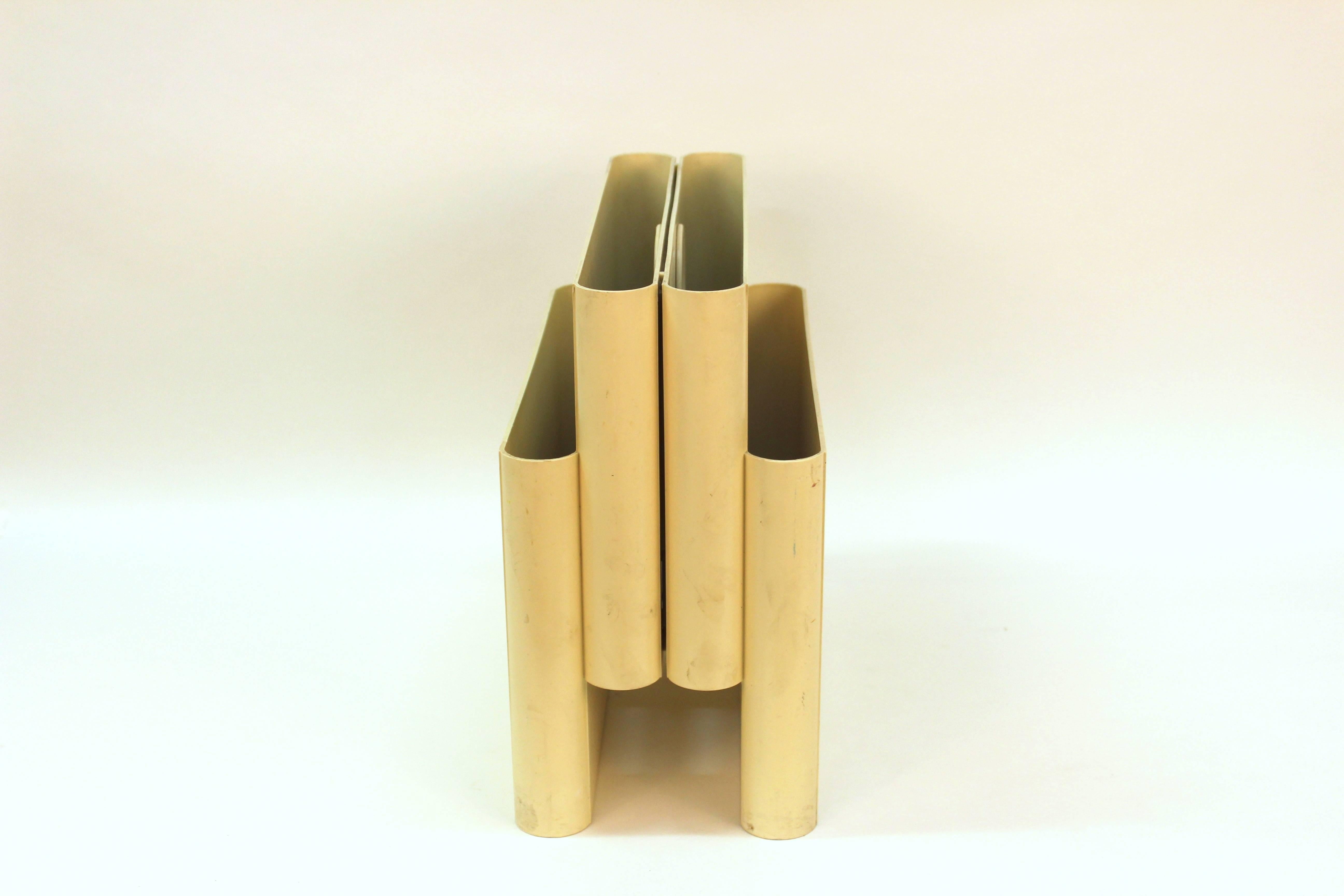 Magazine rack in ABS plastic from 1972 with four magazine slots as well as a hole for carrying. Designed by Giotto Stoppino for Kartell (the Italian design company). This magazine rack is marked on the verso. In good vintage condition with age