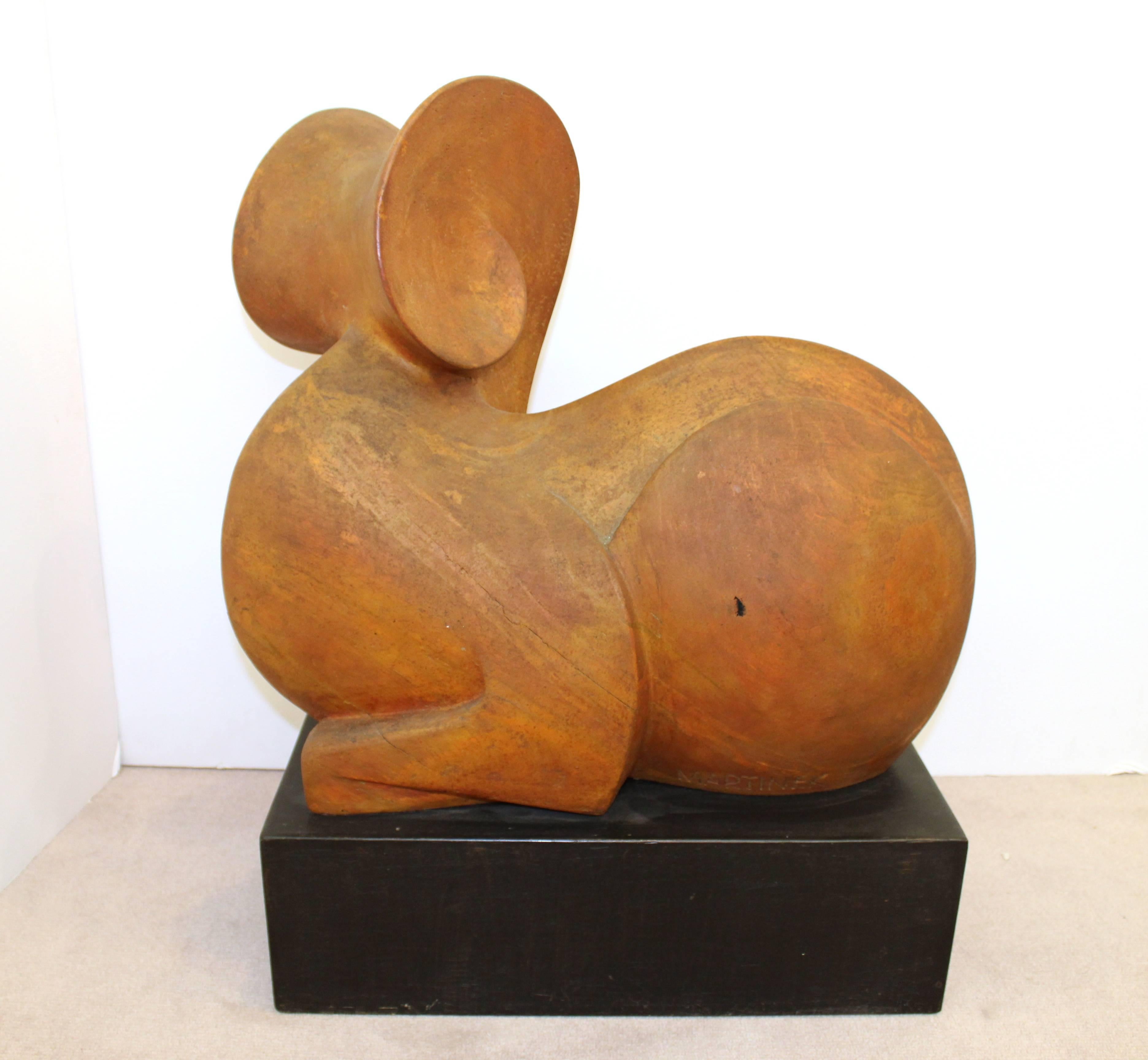 Eine Art-Déco-Skulptur eines Steinbocks in liegender Position von Joseph Martinek (Amerikaner/Tscheche, 1915-1989), hergestellt in den 1930er-1940er Jahren, handgeschnitzt aus einem einzigen Stück Holz, montiert auf einem Sockel aus ebonisiertem