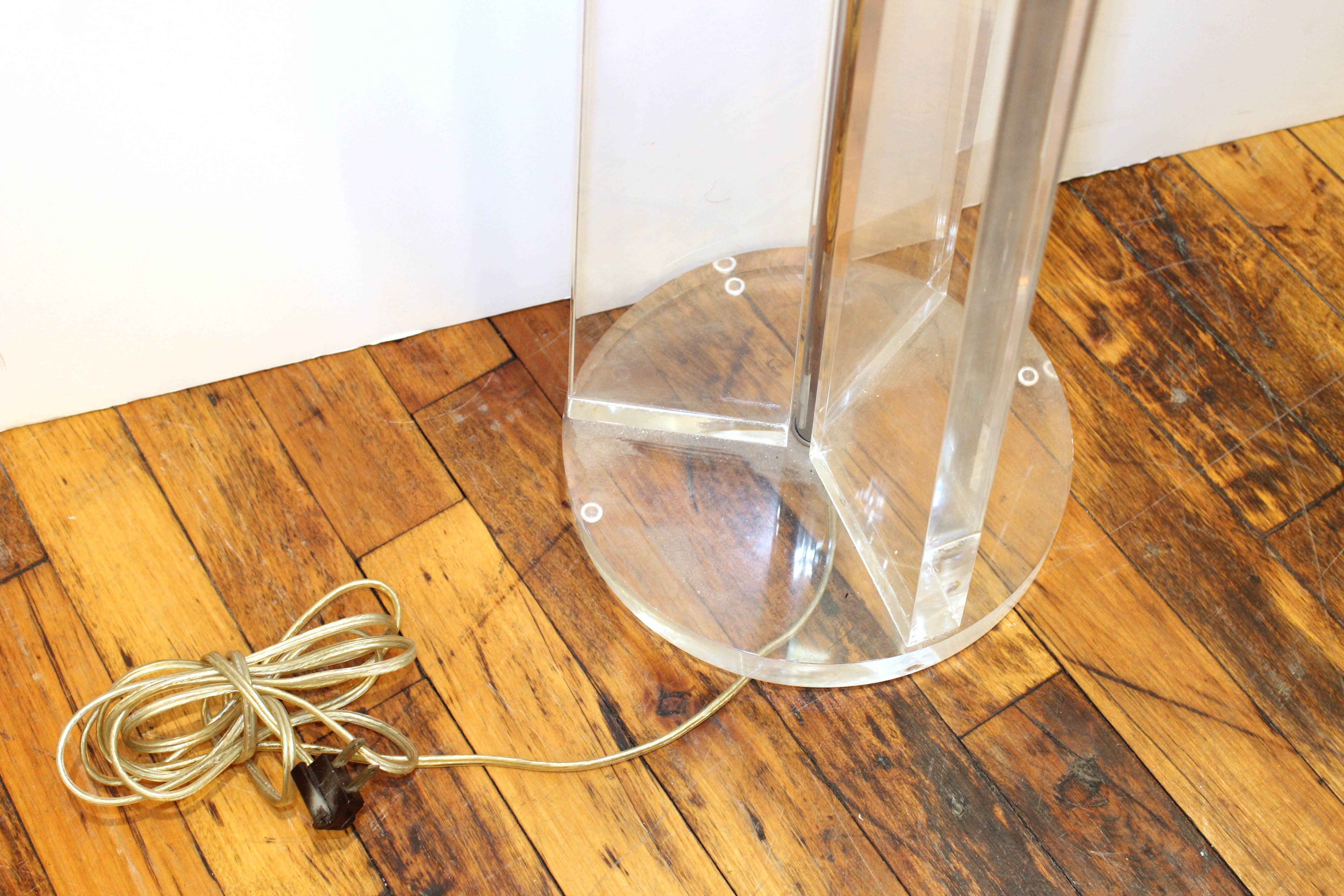 1970s Lucite Floor Lamp In Good Condition For Sale In New York, NY