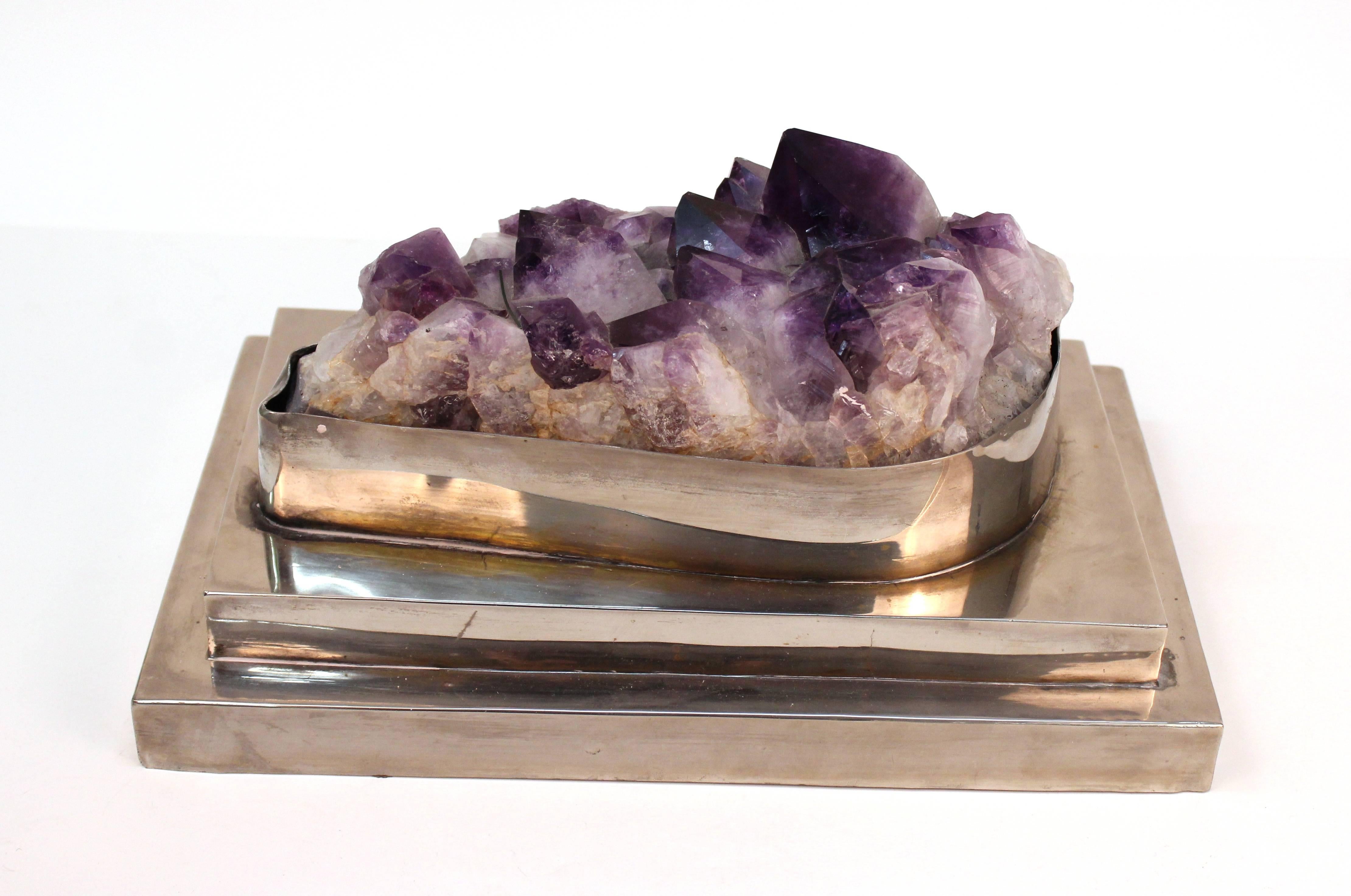 Decorative amethyst geode, mounted on a stepped base in silver plate, designed in the organic modern style. Very good condition, wear consistent with age and use.

110367.