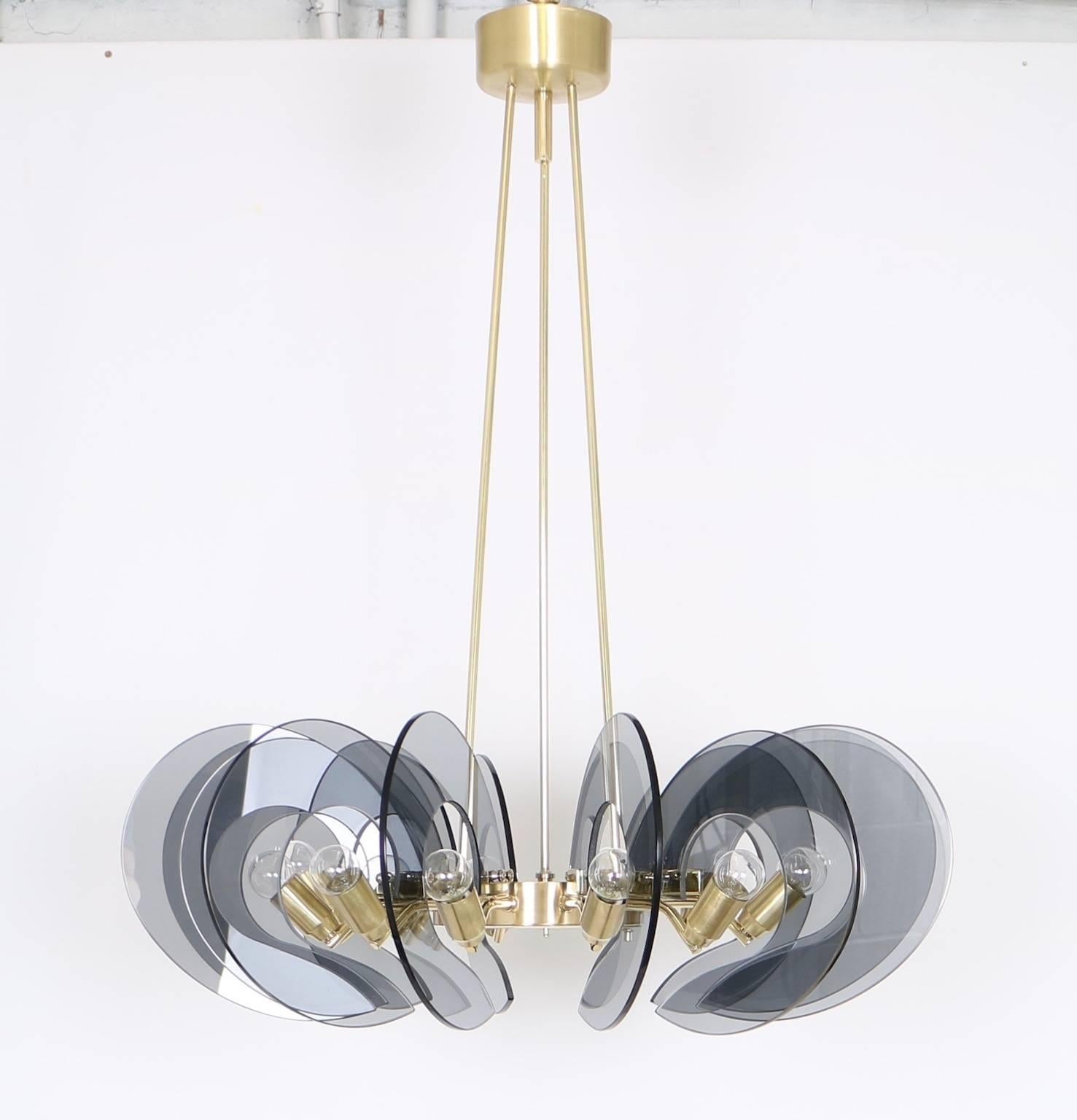 12 light chandelier, attributed to Fontana Arte, manufactured in Italy circa 1950s, brass ring frame with brushed and polished finishes, holding in suspension blue-tinted glass semi-circle panels. Completely restored and adapted to US standard,