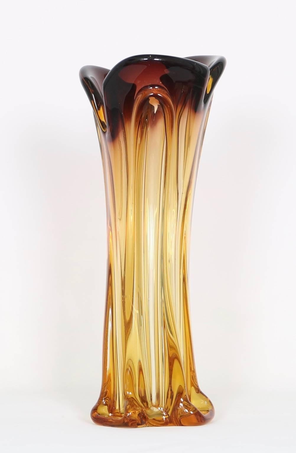 Large Italian vase in Murano glass by Seguso, produced, circa 1950s, in dark to clear amber color. Excellent condition.

11111