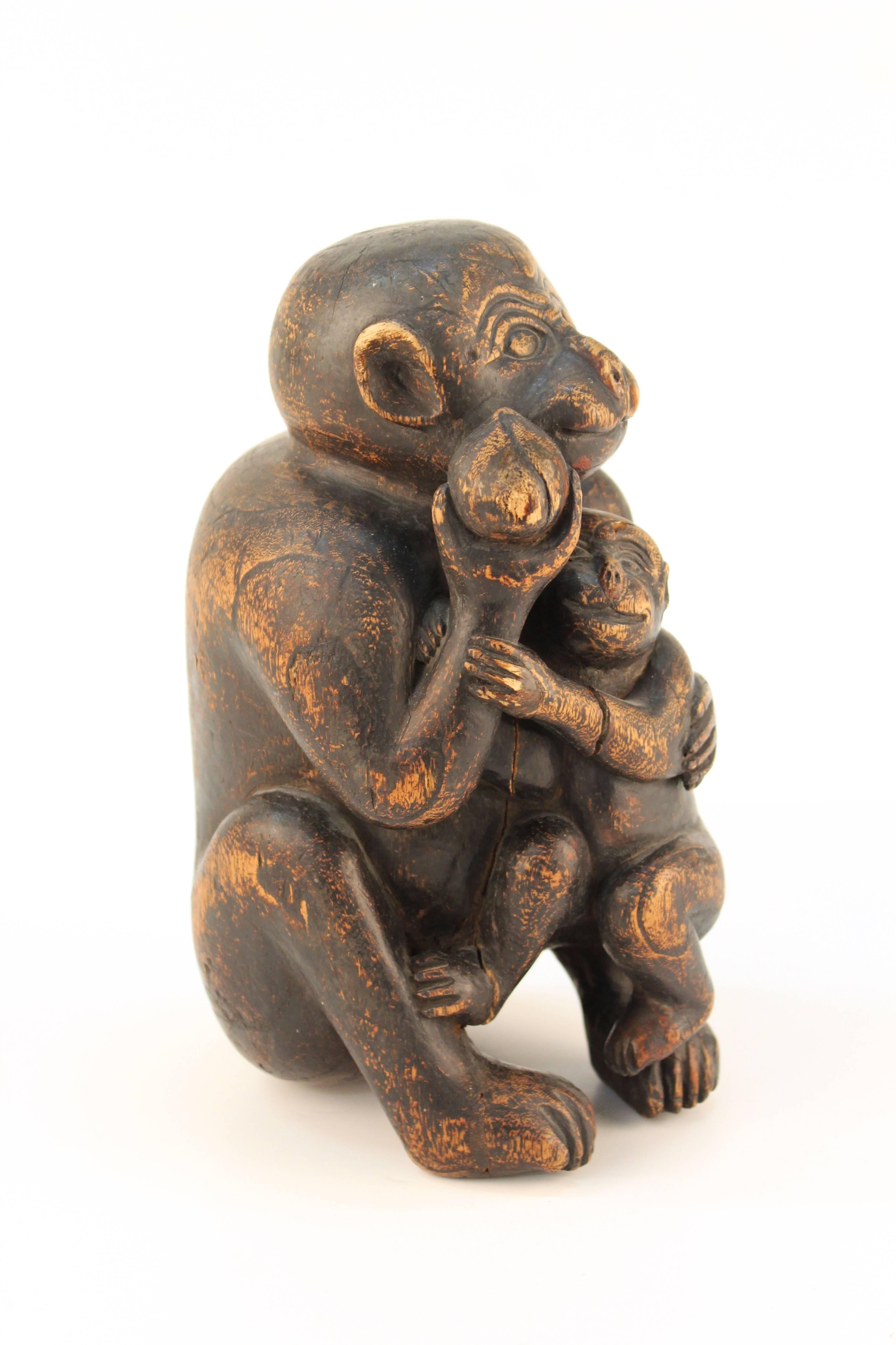 Sculpture en bois d'un singe et de son enfant Bon état - En vente à New York, NY