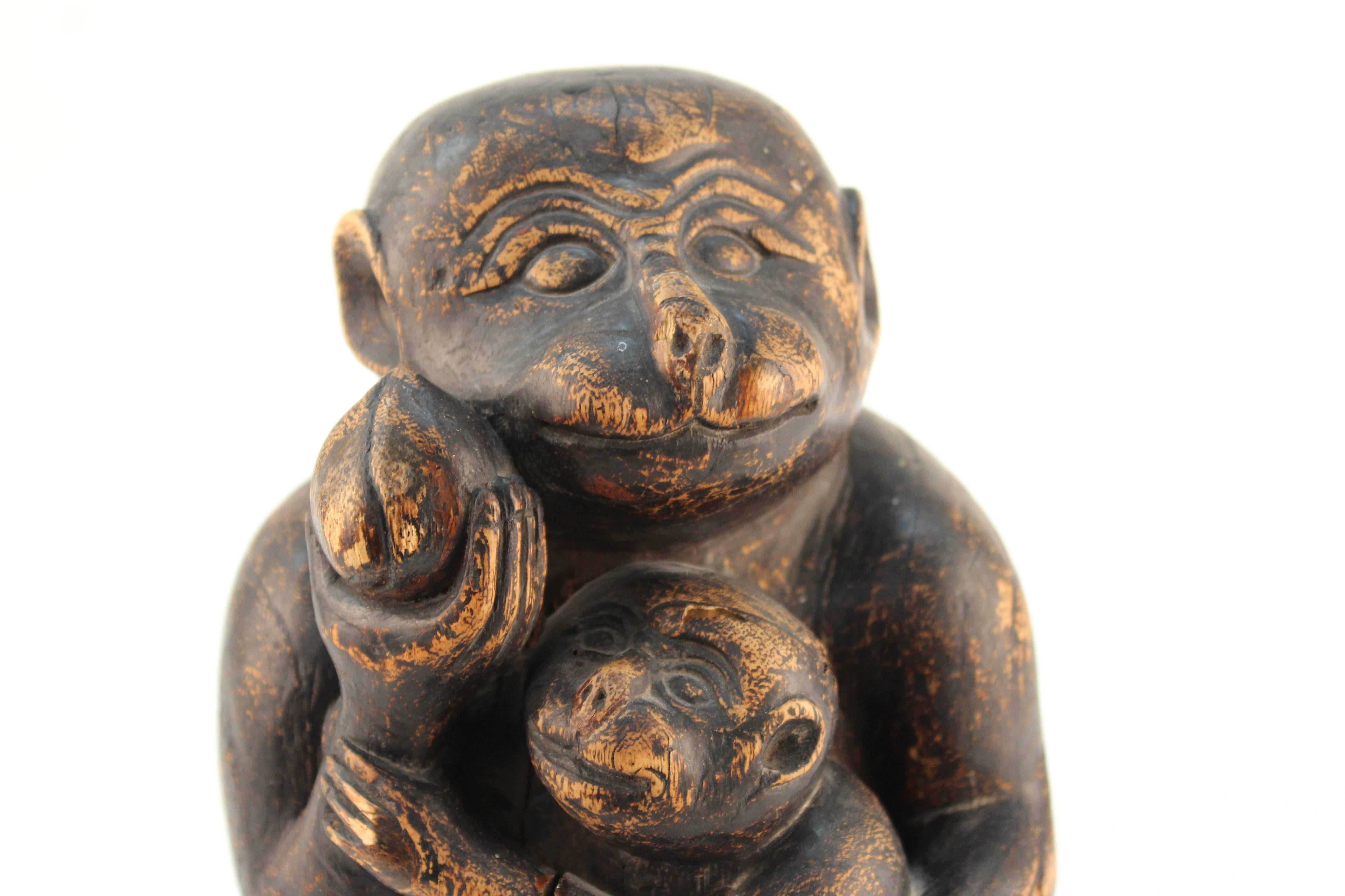 Sculpture en bois d'un singe et de son enfant en vente 3