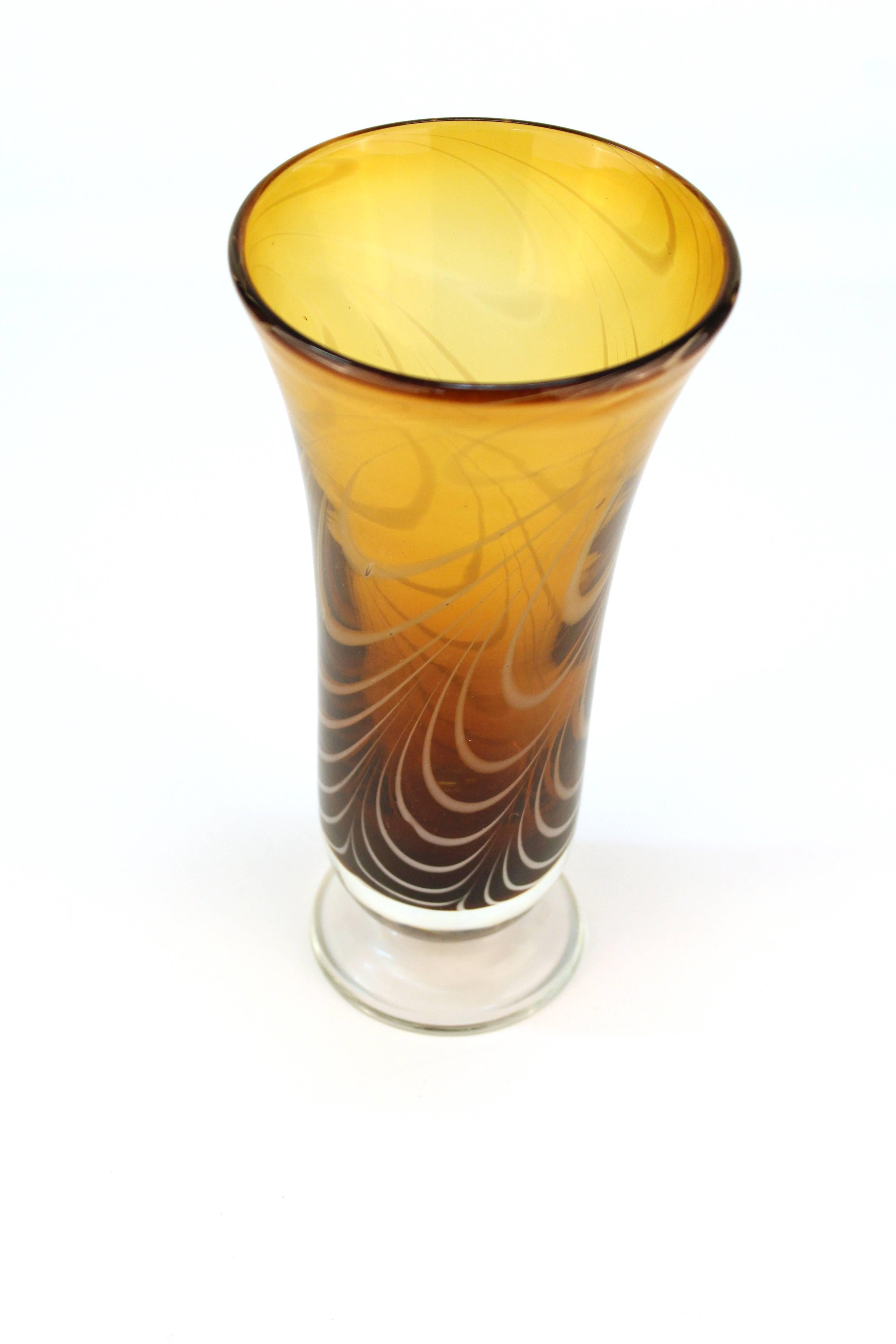 20ième siècle Vase en verre d'art ambré en vente