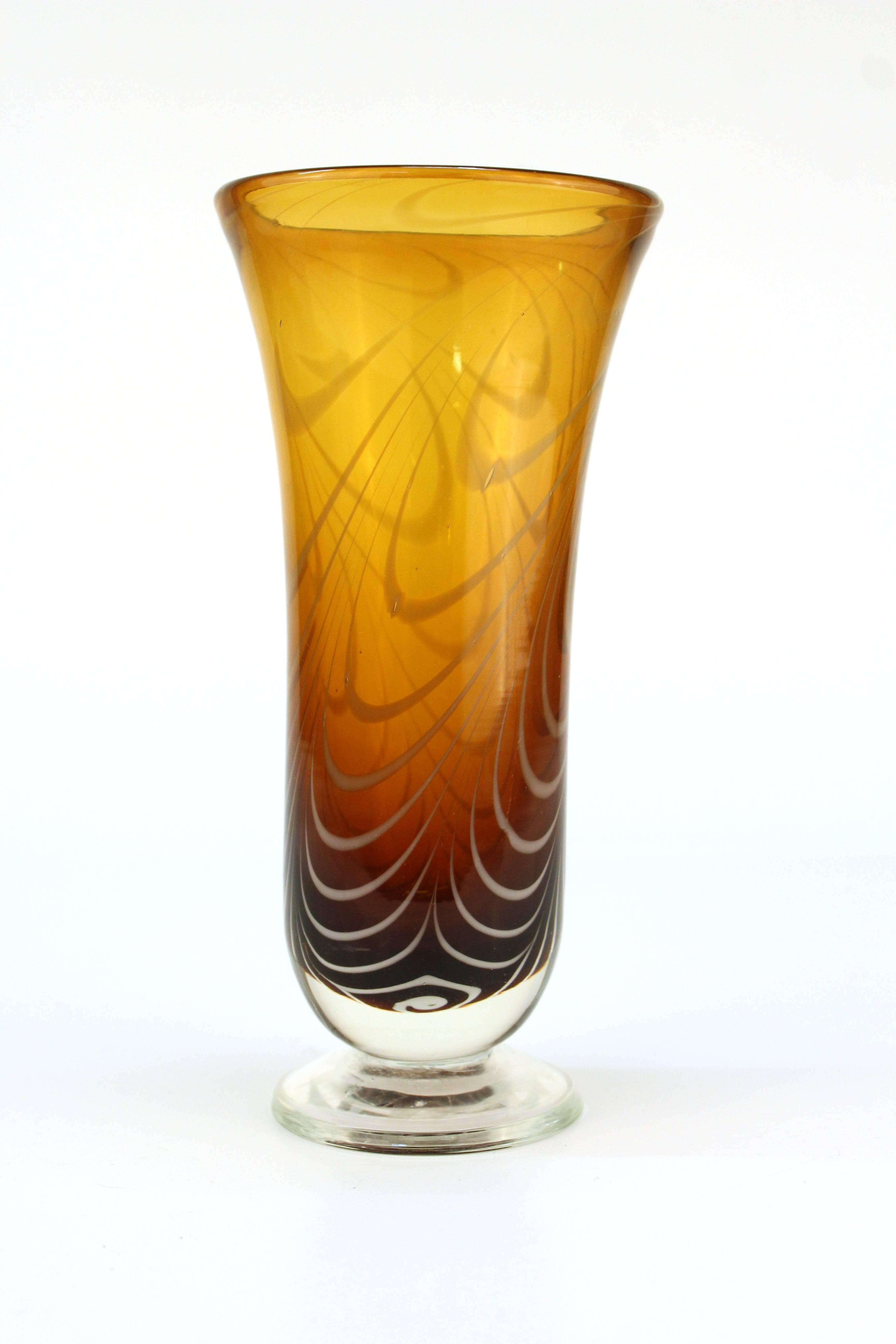 Eine Vintage-Glasvase aus bernsteinfarbenem Kunstglas, kunstvoll verziert mit weißen Strudeln. 

110611

 