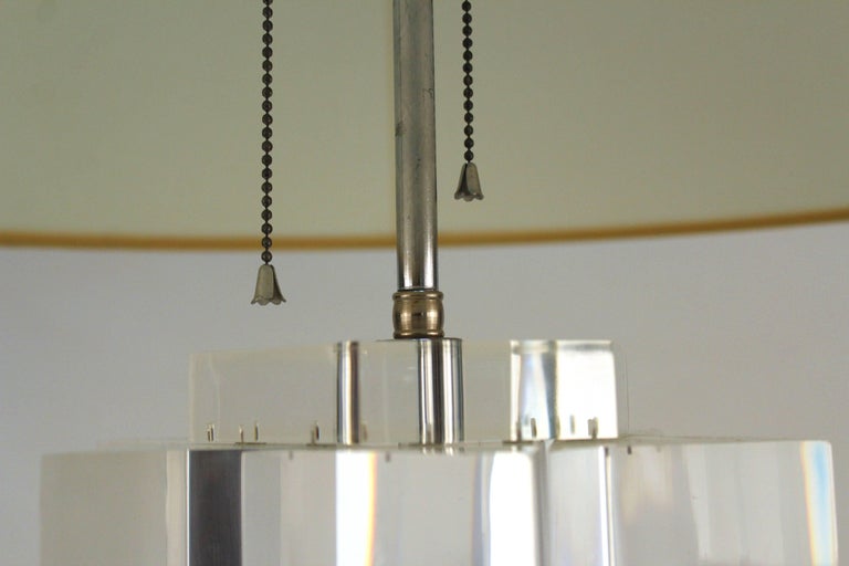 Prismatiques Lucite Table Lamp In Good Condition For Sale In New York, NY