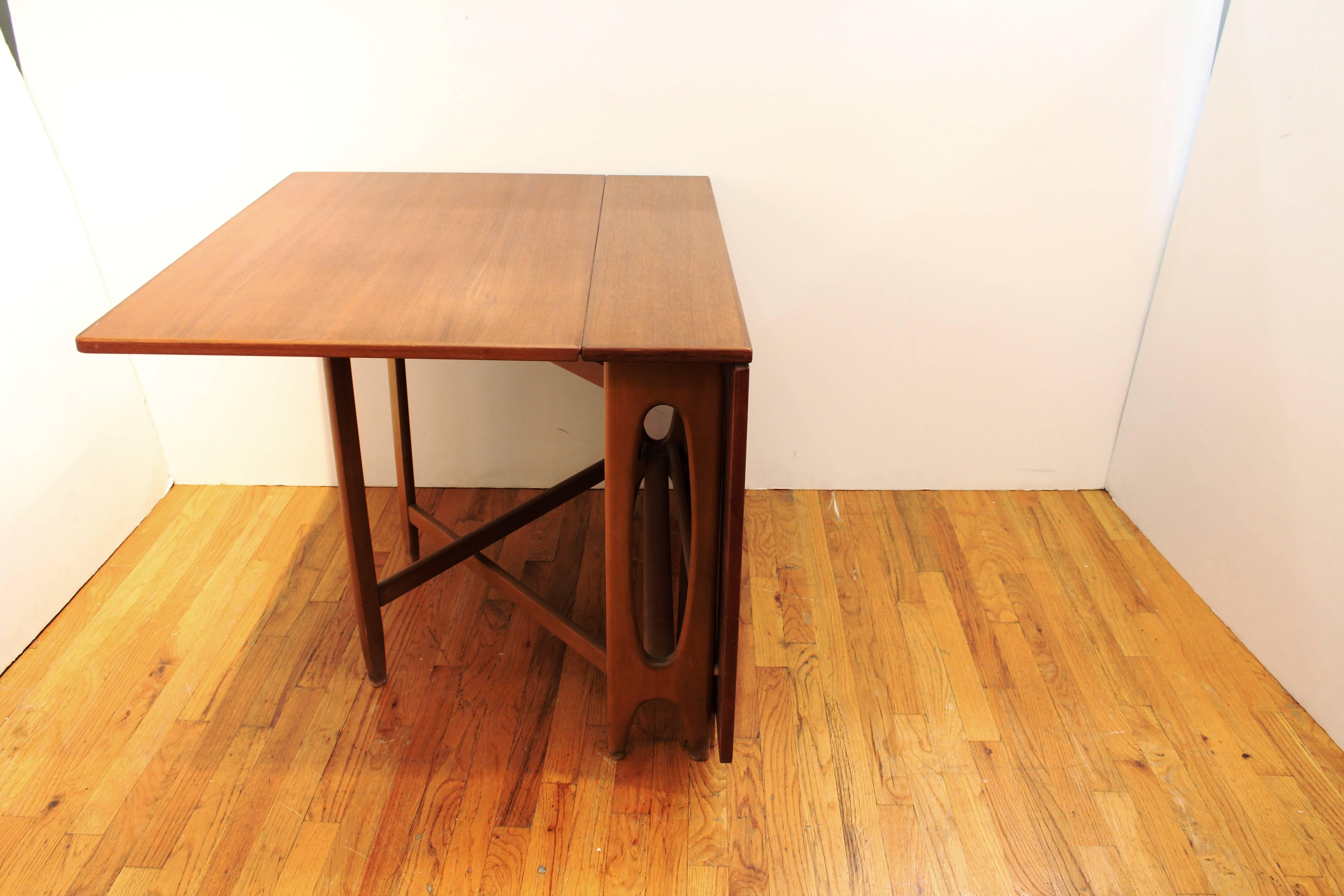 Mid-Century Modern Style Teak Folding Dining Table In Good Condition In Astoria, NY