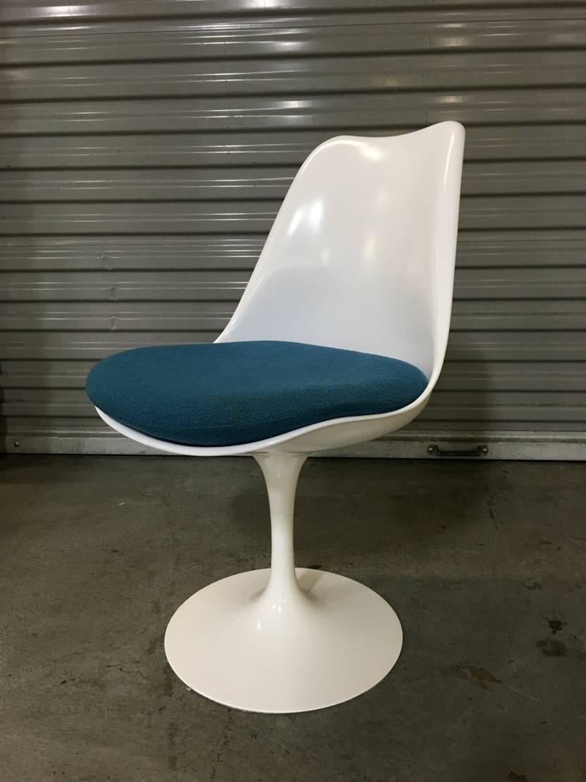 A pair of Tulip chairs designed by Eero Saarinen in 1957. Crafted in 2005 by Knoll in white cast aluminium and original Knoll Classic Boucle cushions in Agean blue. In excellent vintage condition with minimal wear.

