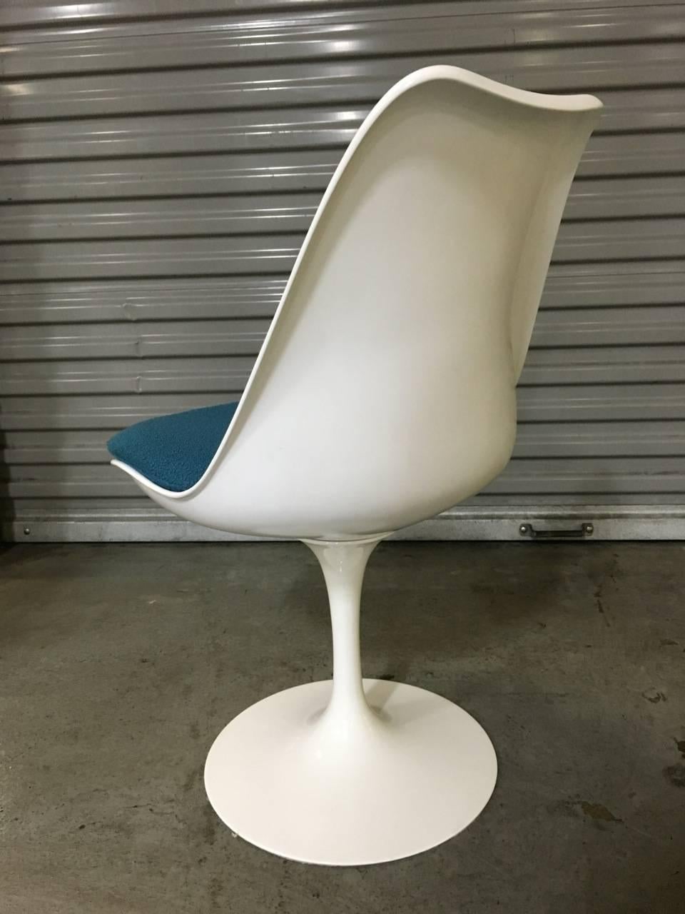 Mid-Century Modern Pair of Tulip Chairs by Saarinen for Knoll