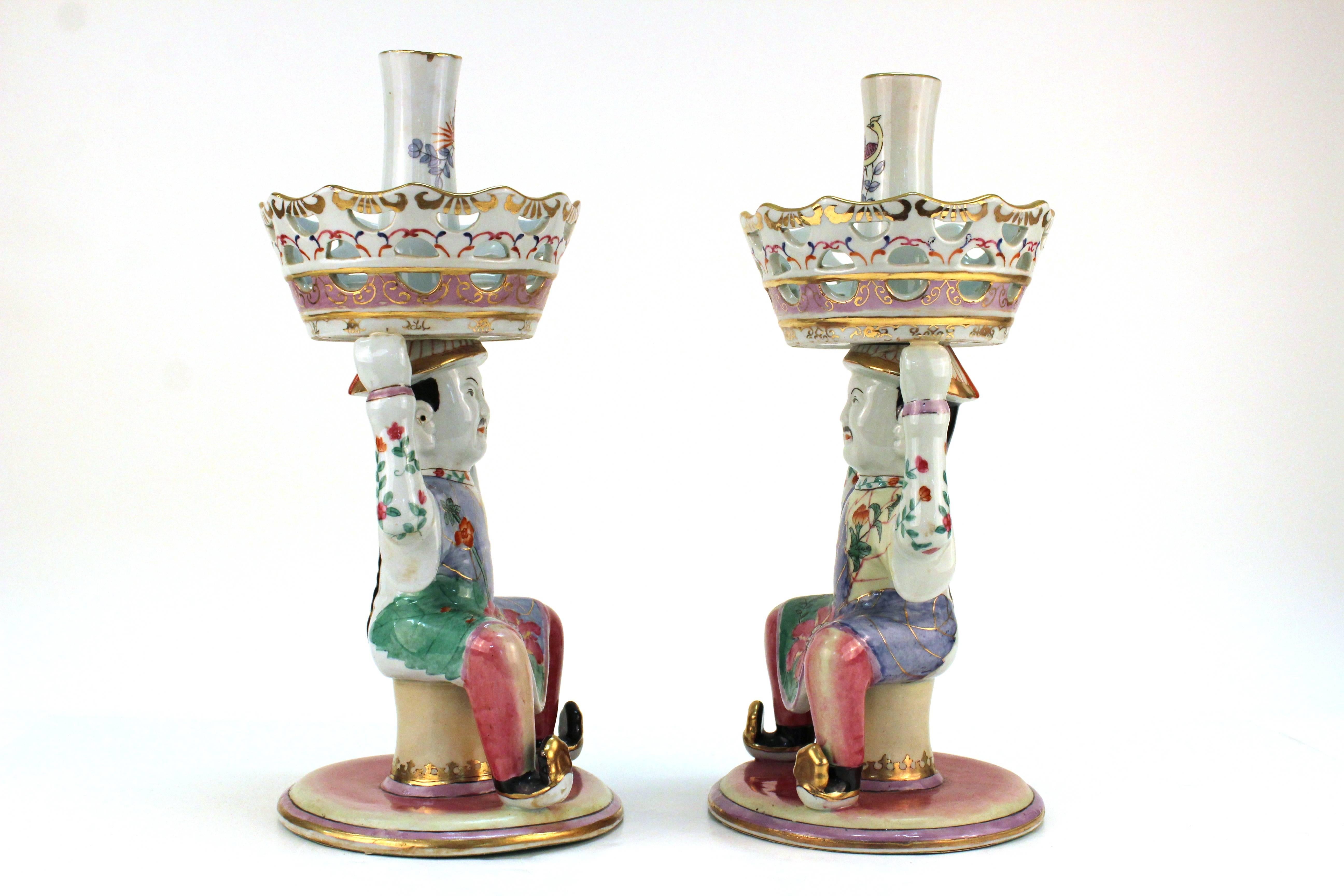 Pair of Mottahedeh Style Chinese Inspired Epergnes In Good Condition For Sale In New York, NY