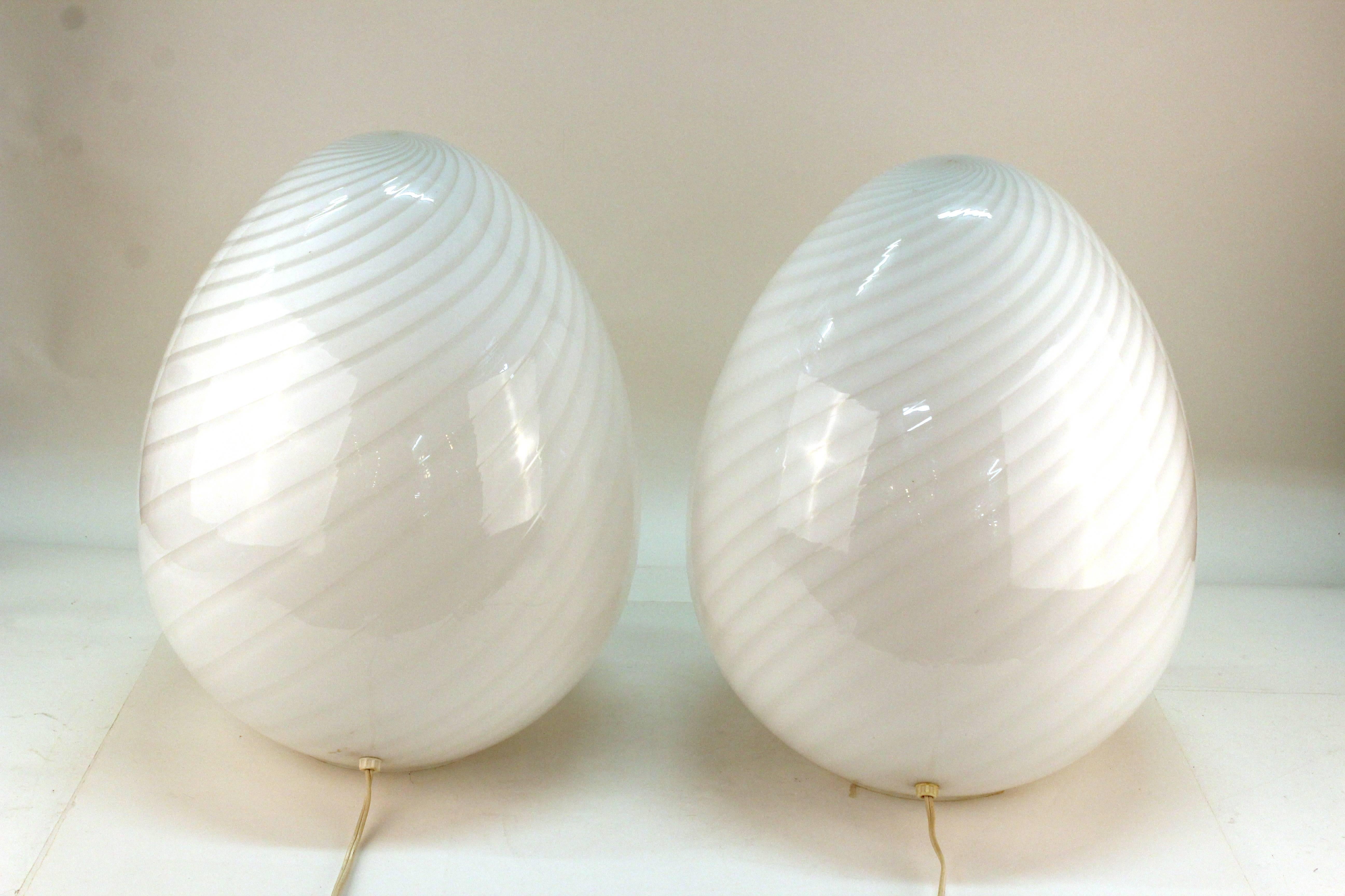 Pair of Murano Glass Egg Lamps In Excellent Condition In New York, NY