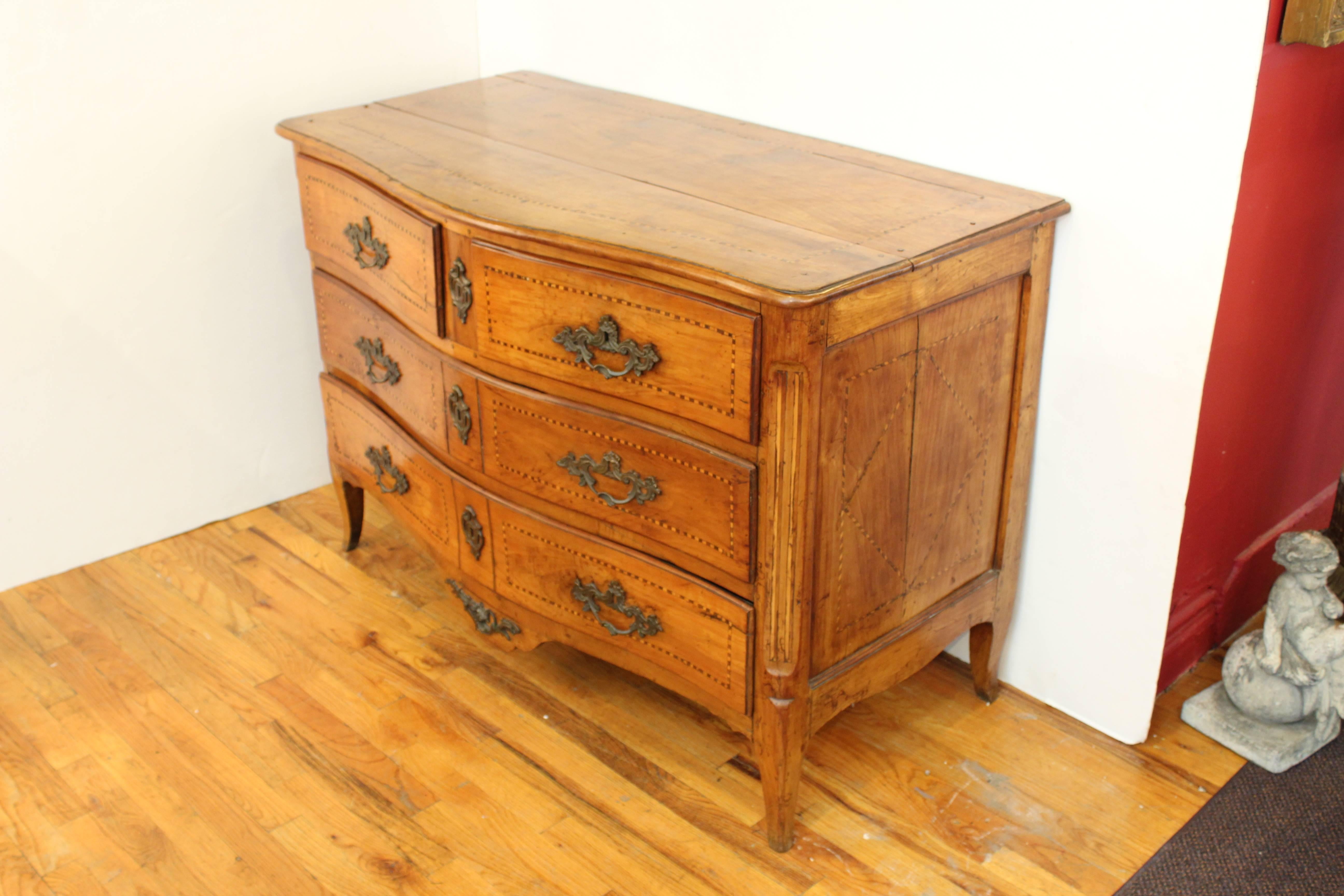 German Late 18th Century Baroque Style Walnut Commode In Good Condition In New York, NY