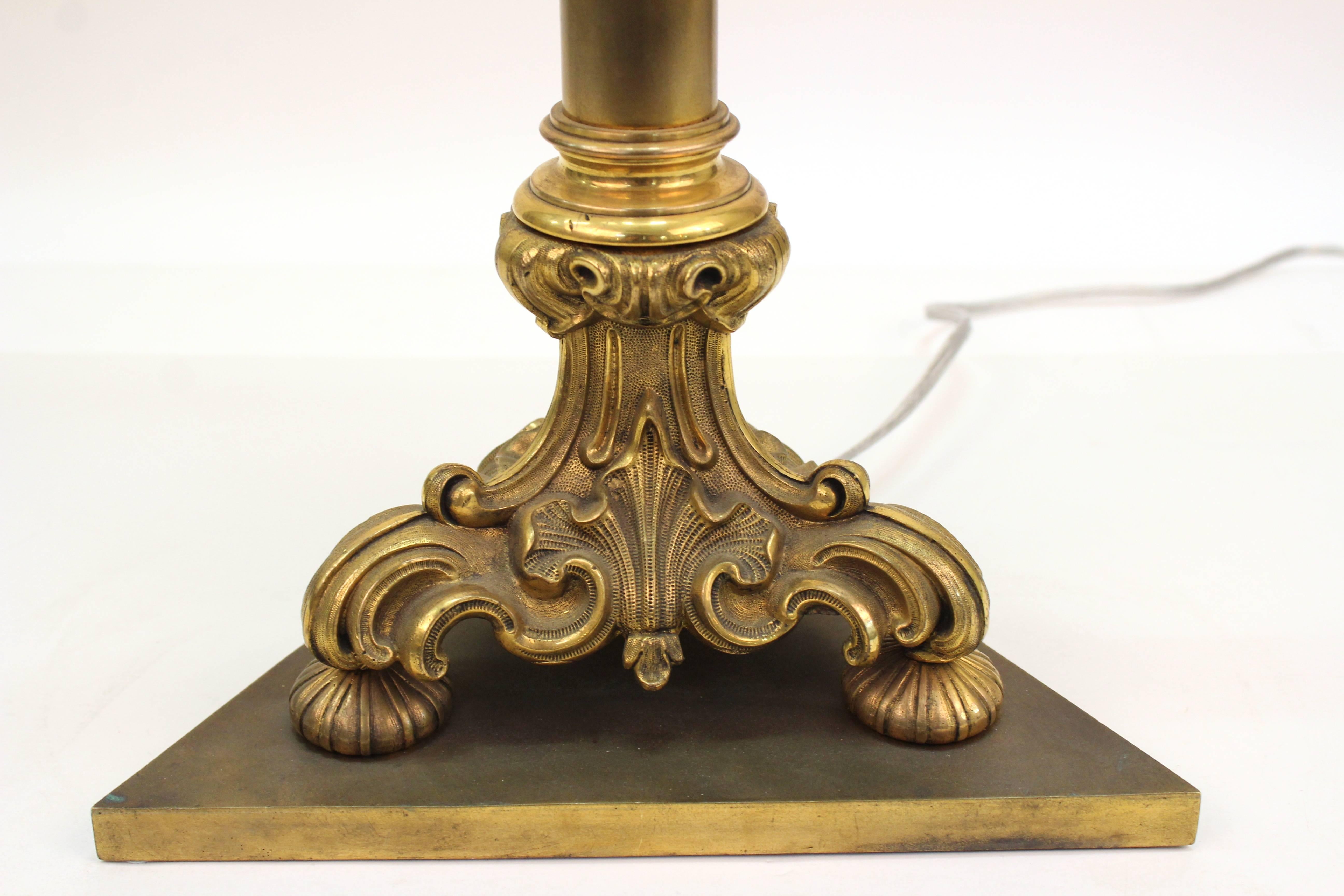 American Early 20th Century Pair of Neoclassical Style Bronze Lamps