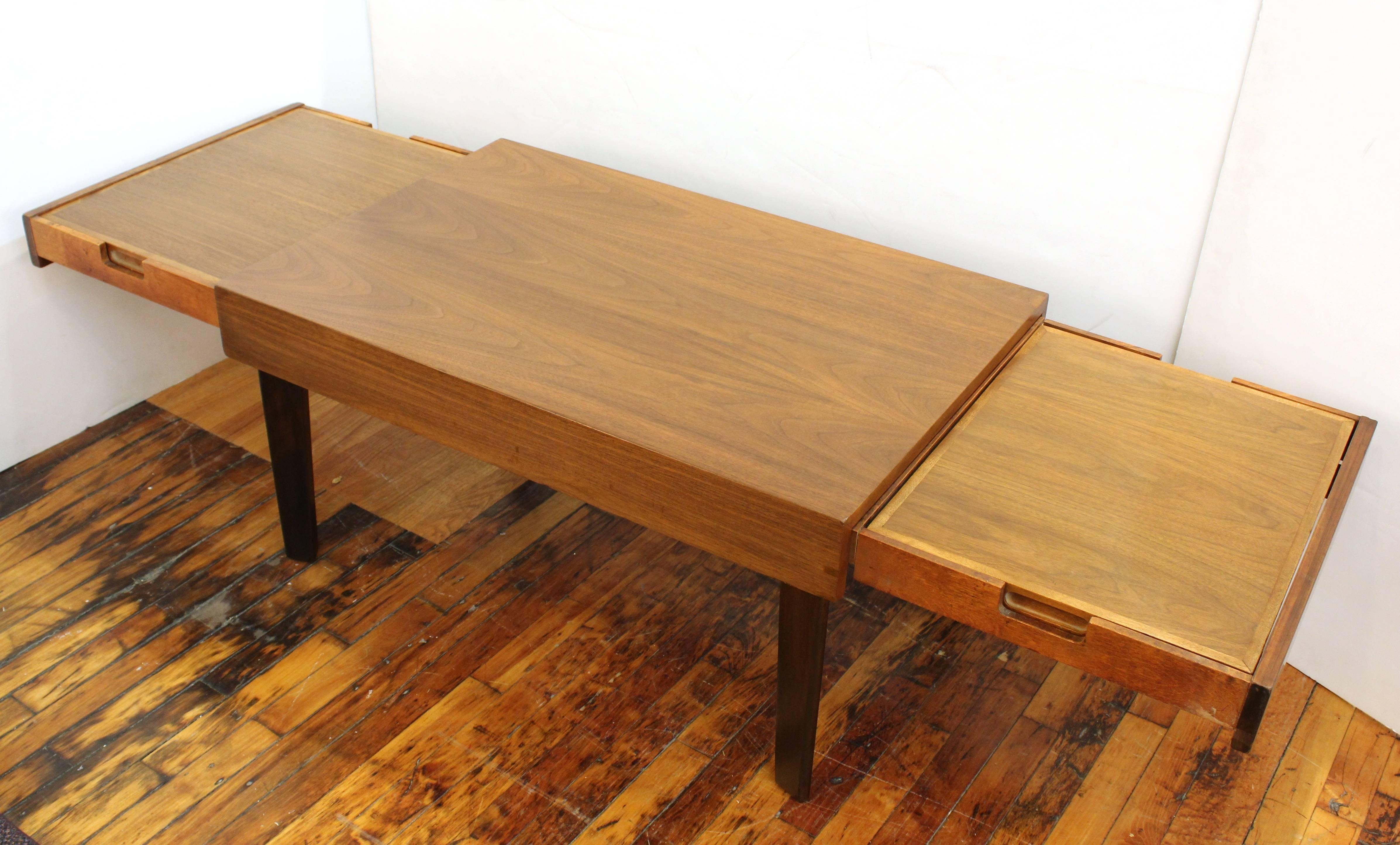 George Nelson for Herman Miller Extendable Coffee Table in Wood In Good Condition In New York, NY