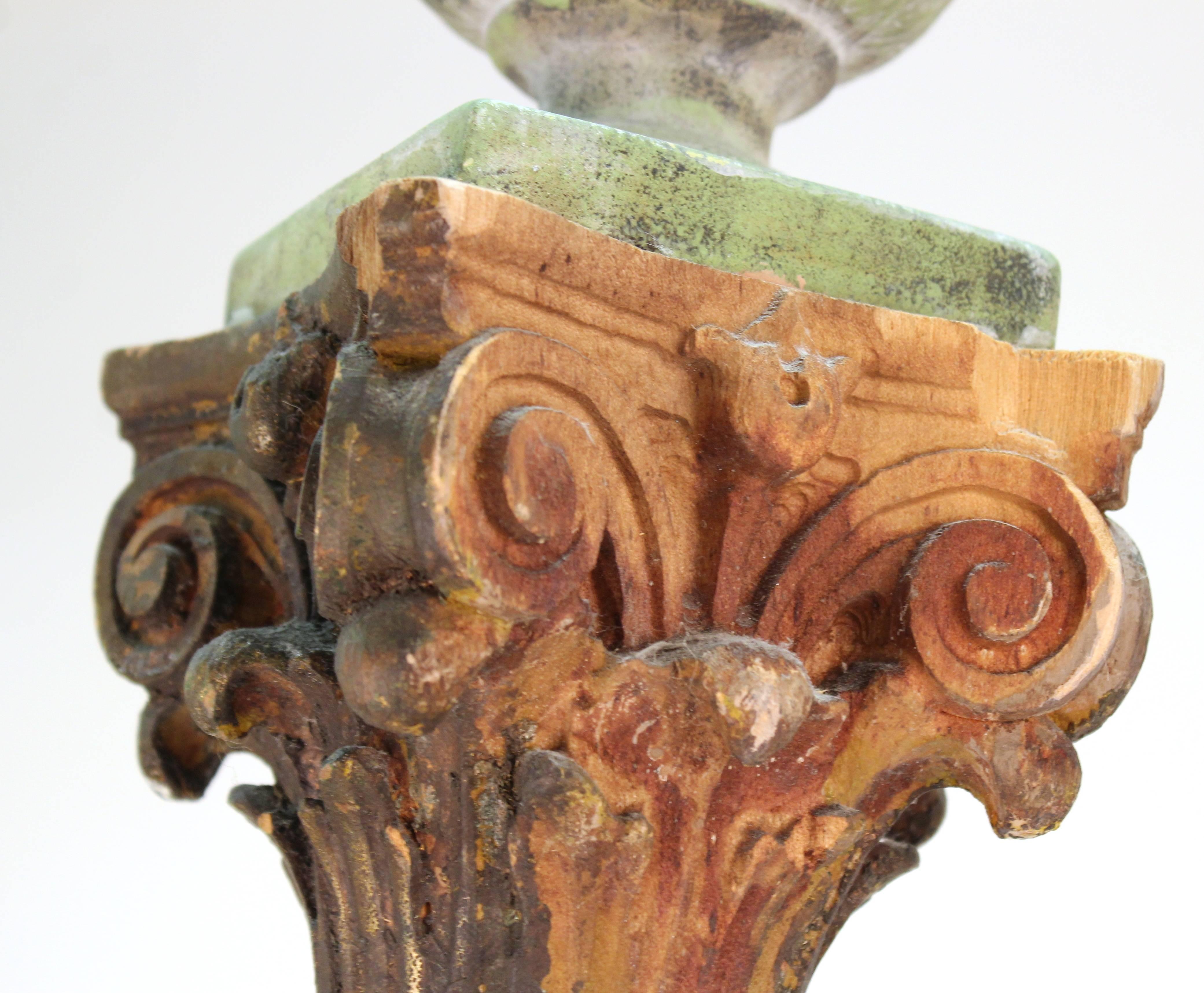 Victorian Wooden Corinthian Columns with Bird Nests on Top In Good Condition In New York, NY