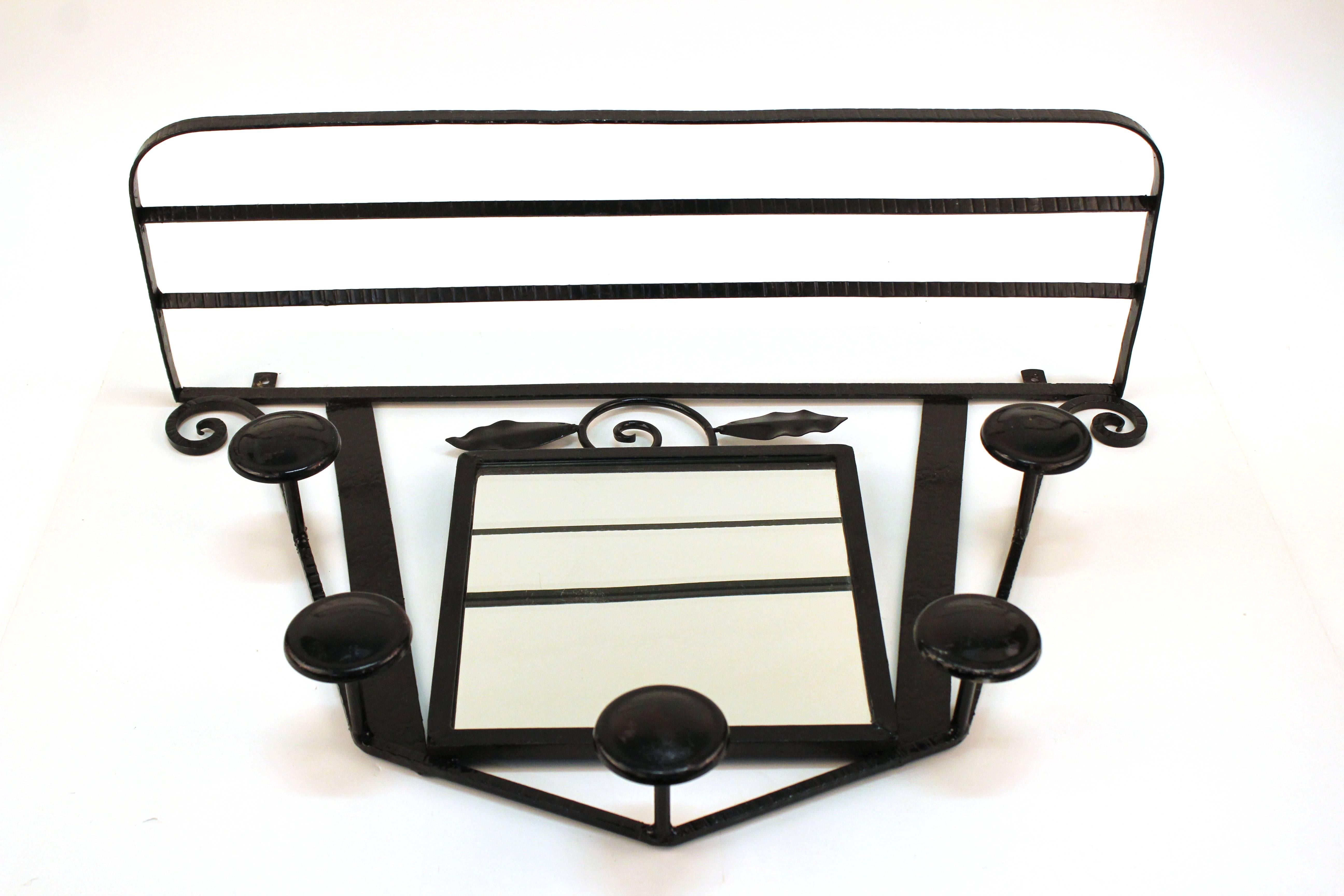 French Art Deco 1920s wall rack for hats or coats. Produced in hand wrought black iron. Includes shelf and mirror. In very good condition.