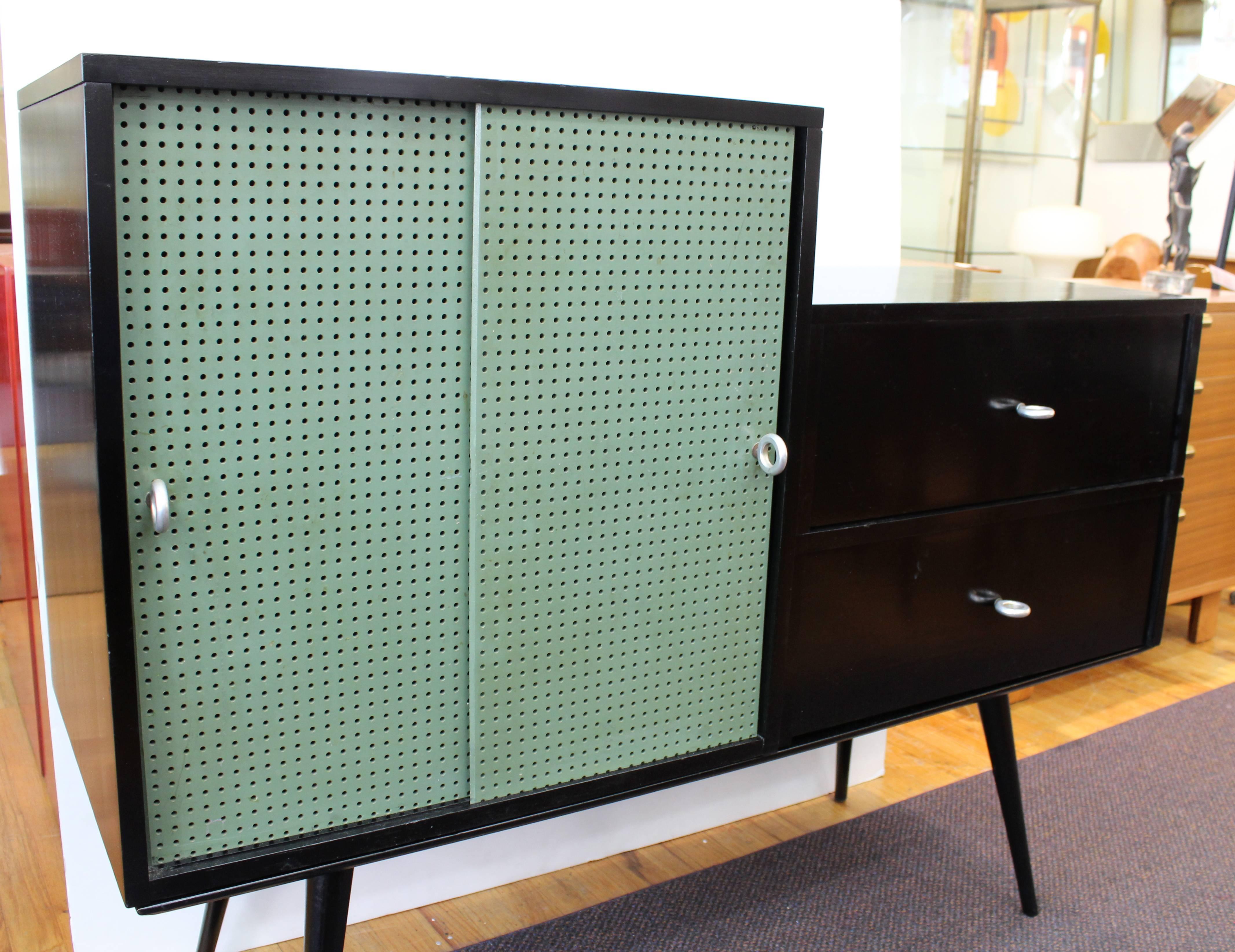 Mid-Century Modern Modular credenza or cabinet designed by American furniture and Industrial designer Paul McCobb (1917-1969) for the Winchendon Furniture Company in the 1950s. The piece is part of the Planner Group Series and has three moving