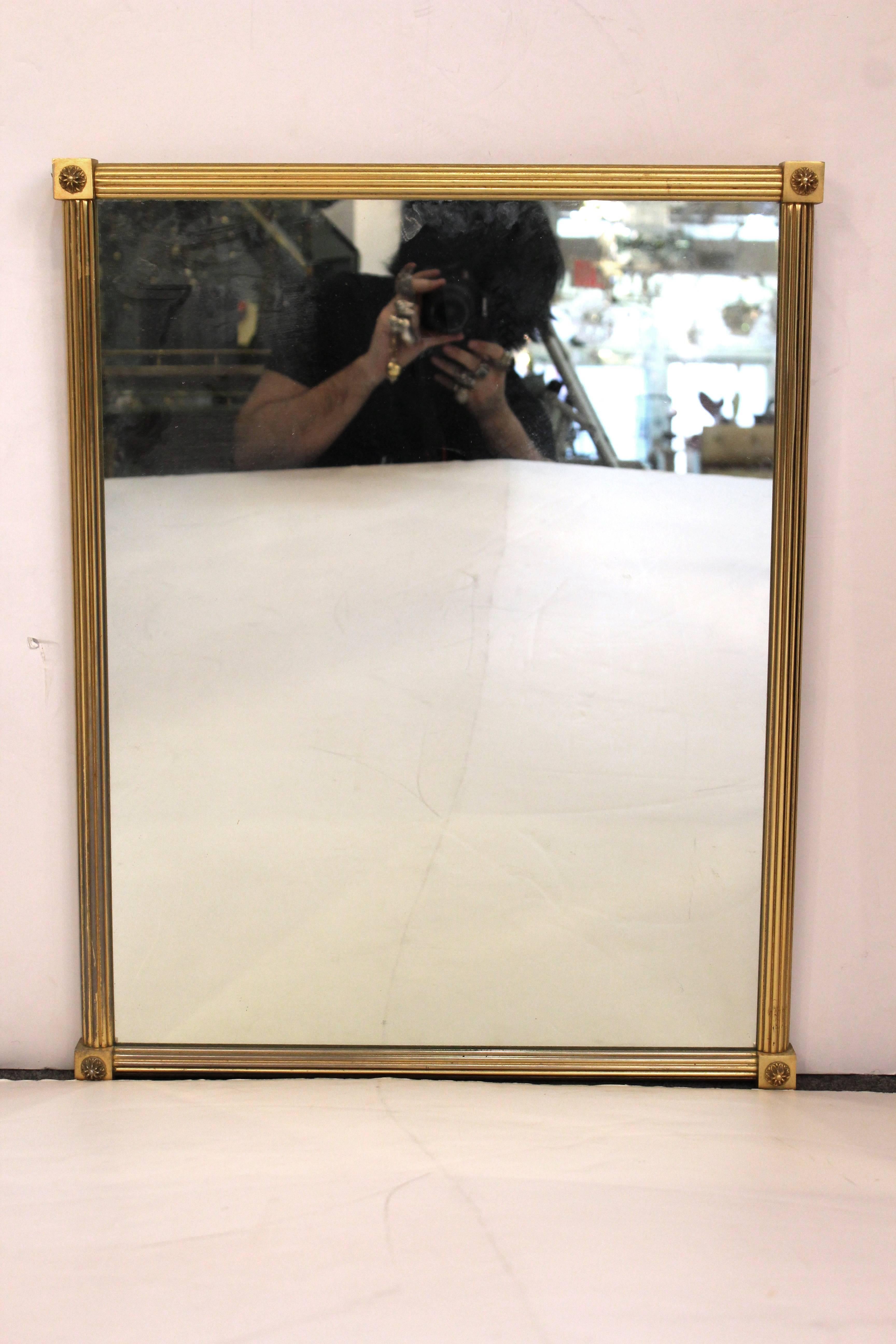 Miroir rectangulaire néoclassique avec cadre en bronze doré. Fabriqué par la Maison Baguès en France dans les années 1970. La pièce est en très bon état vintage.